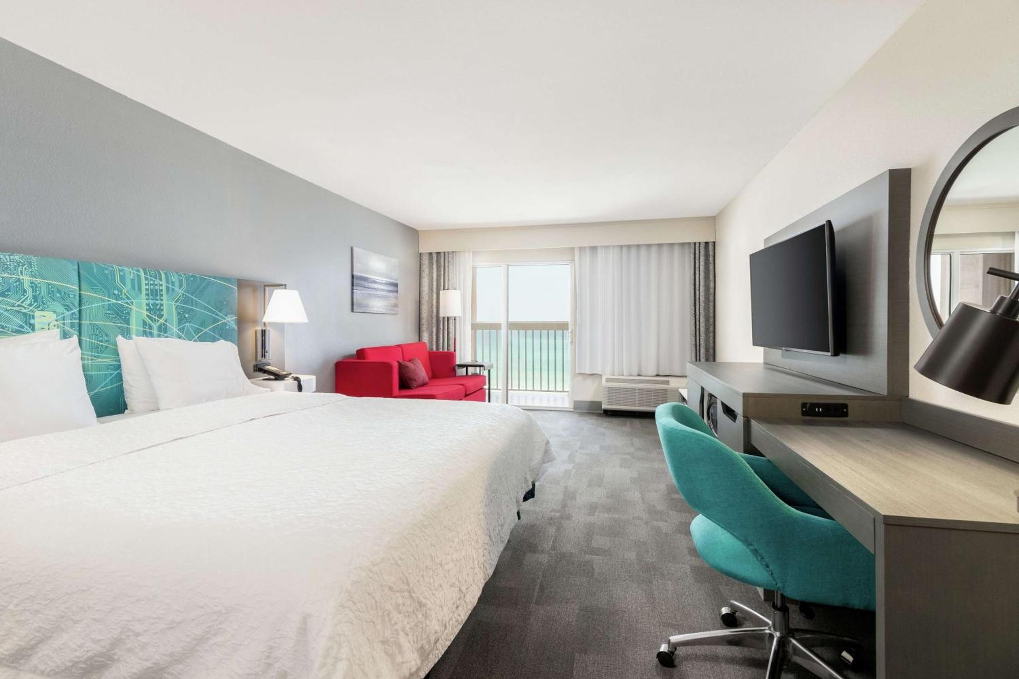 Habitación con cama extragrande y vistas al mar
