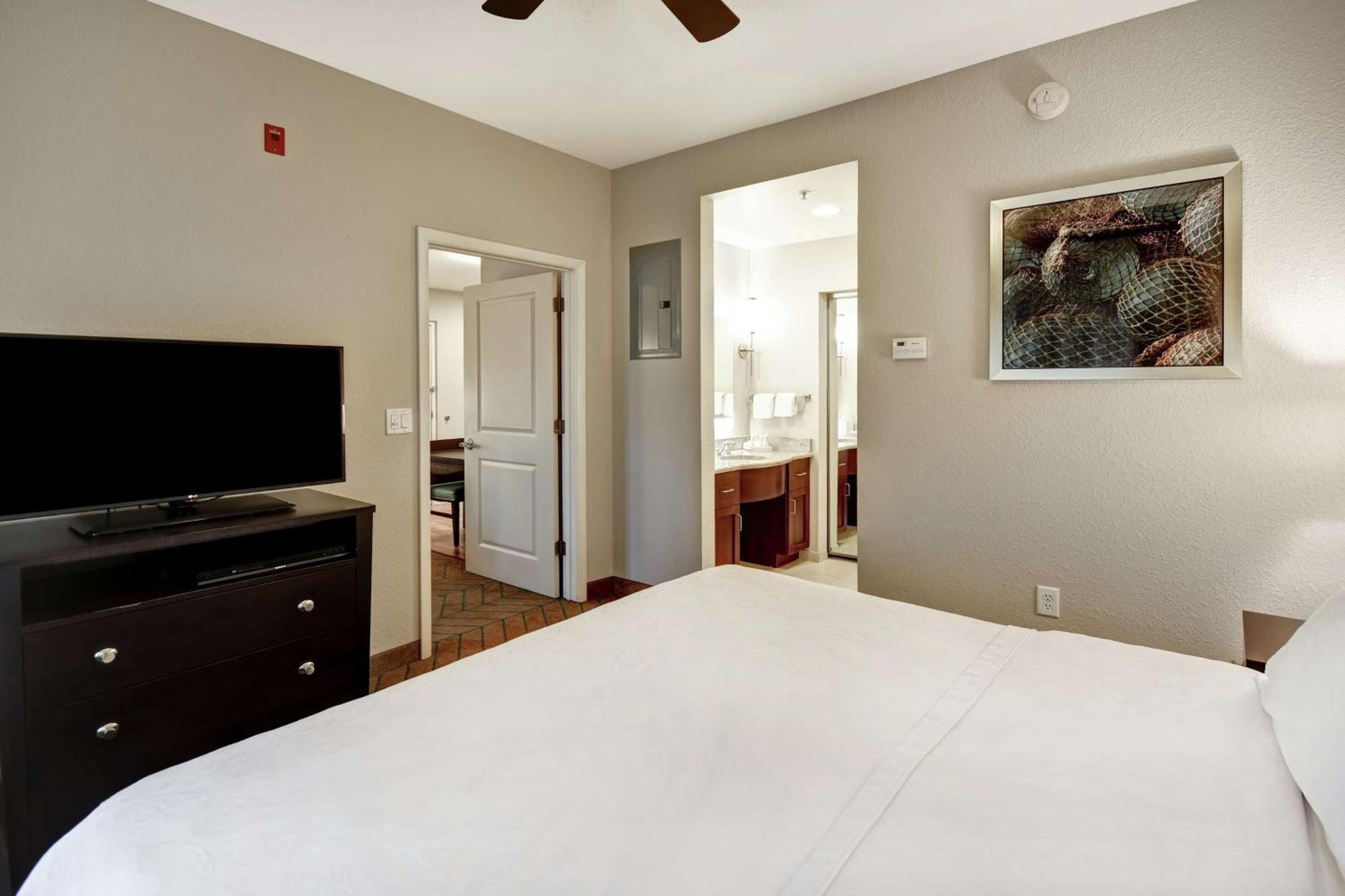 One-Bedroom King Suite - Non-Smoking