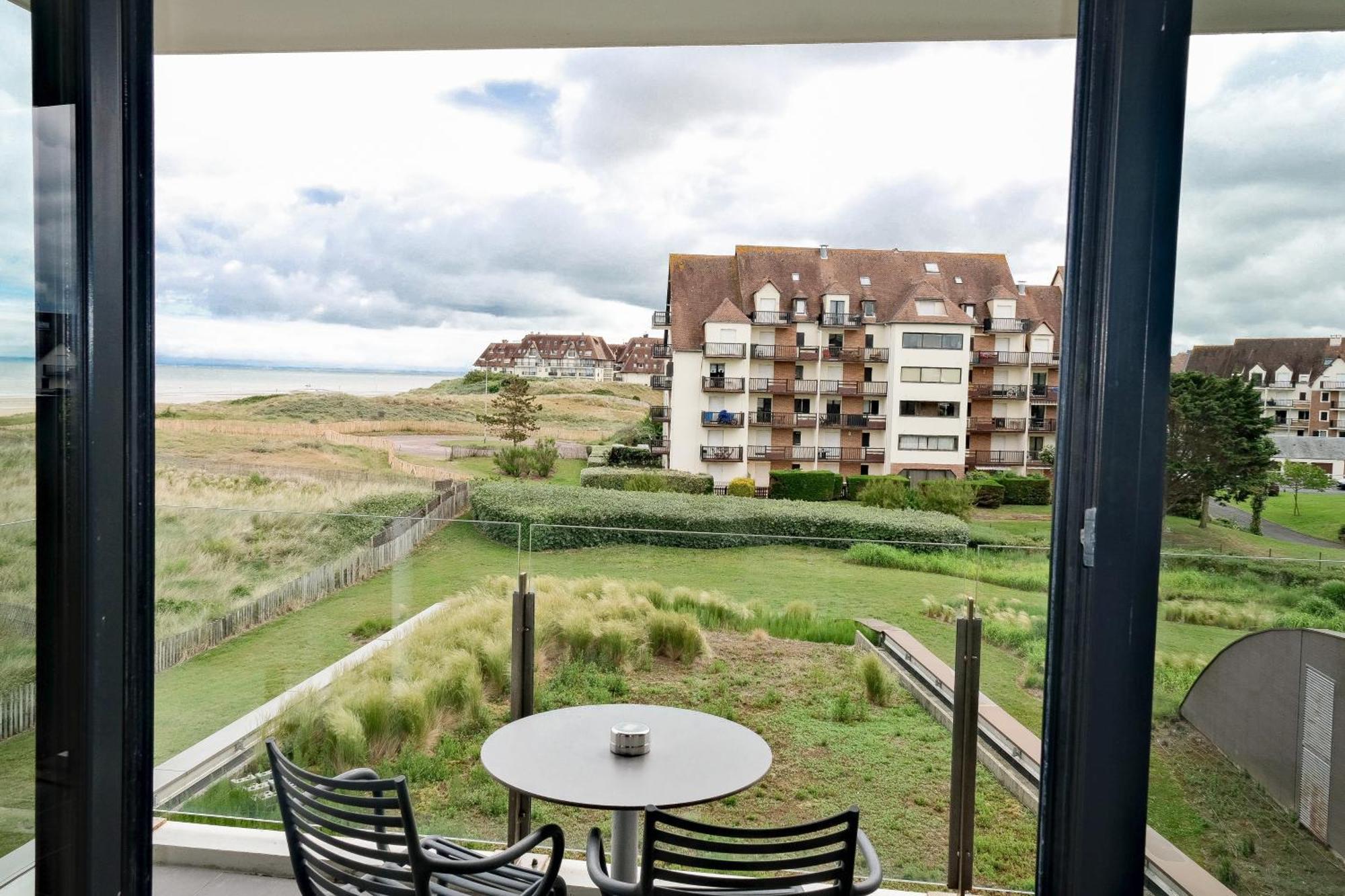 Deluxe Double Room with Side Sea View
