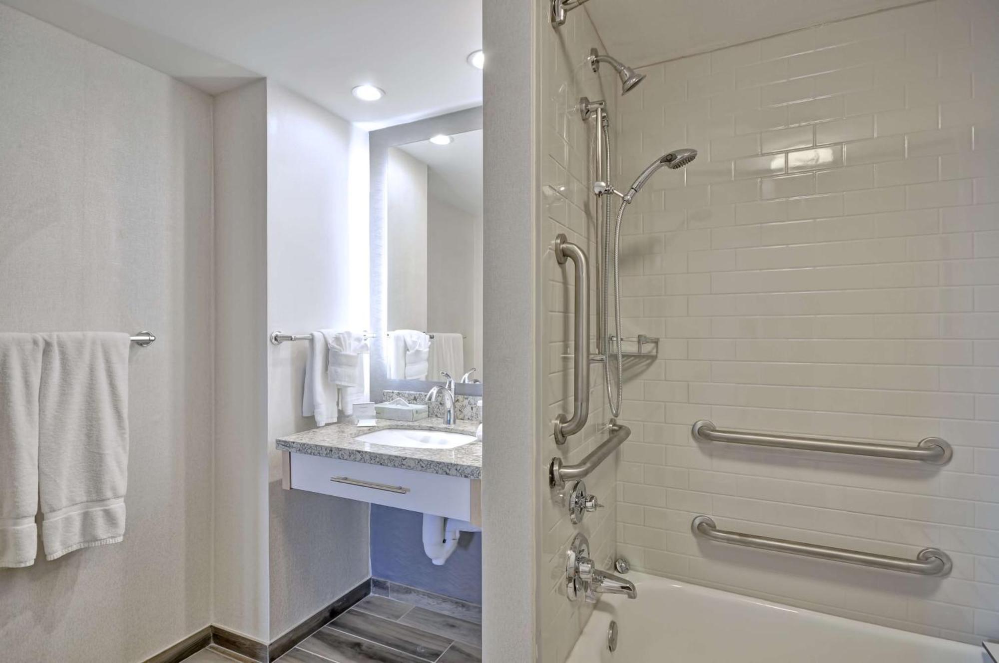 King Suite - Mobility Access/Non-Smoking