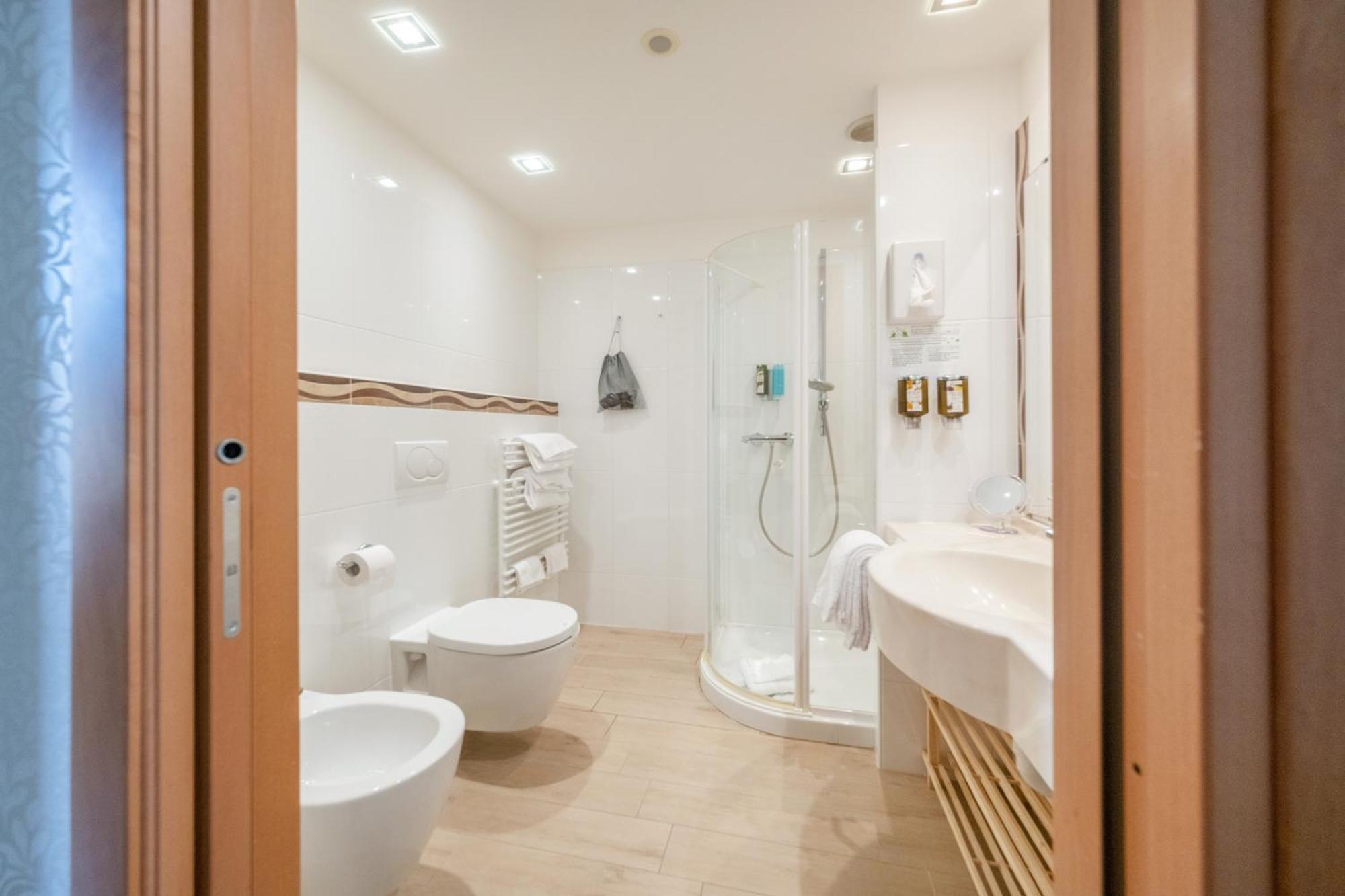 Deluxe Double Room with Balcony and Lake View