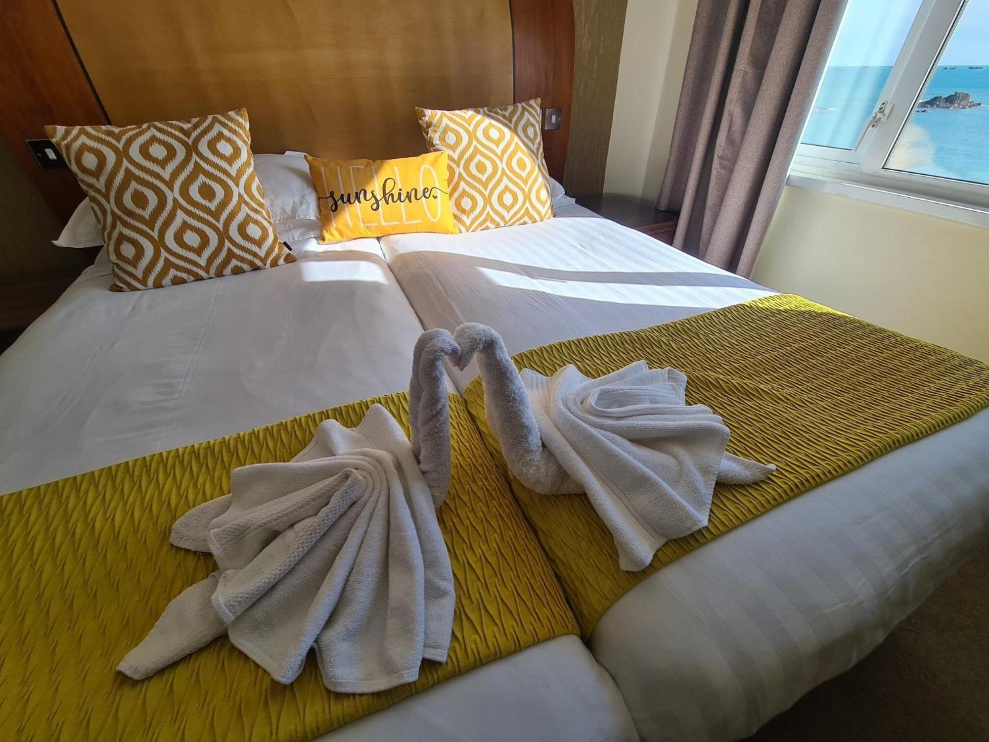Twin Room with direct sea view