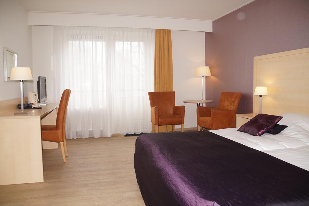 Großes Doppel-/Zweibettzimmer