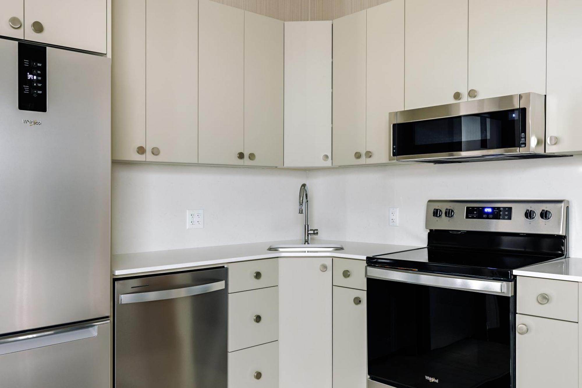 One-Bedroom Queen Suite with Balcony - Mobility Access/Non-Smoking