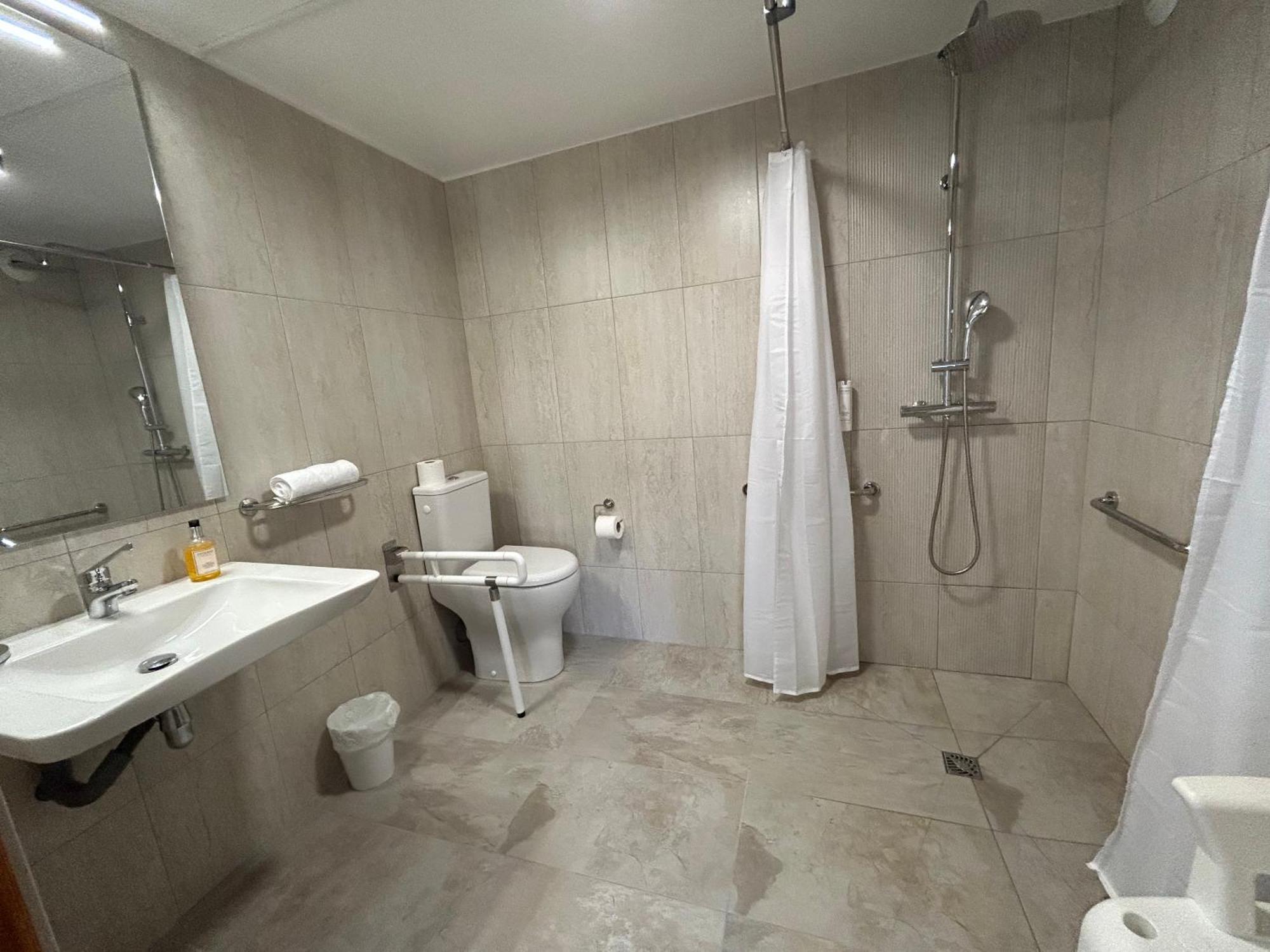 Habitación Triple adaptada para personas con movilidad reducida