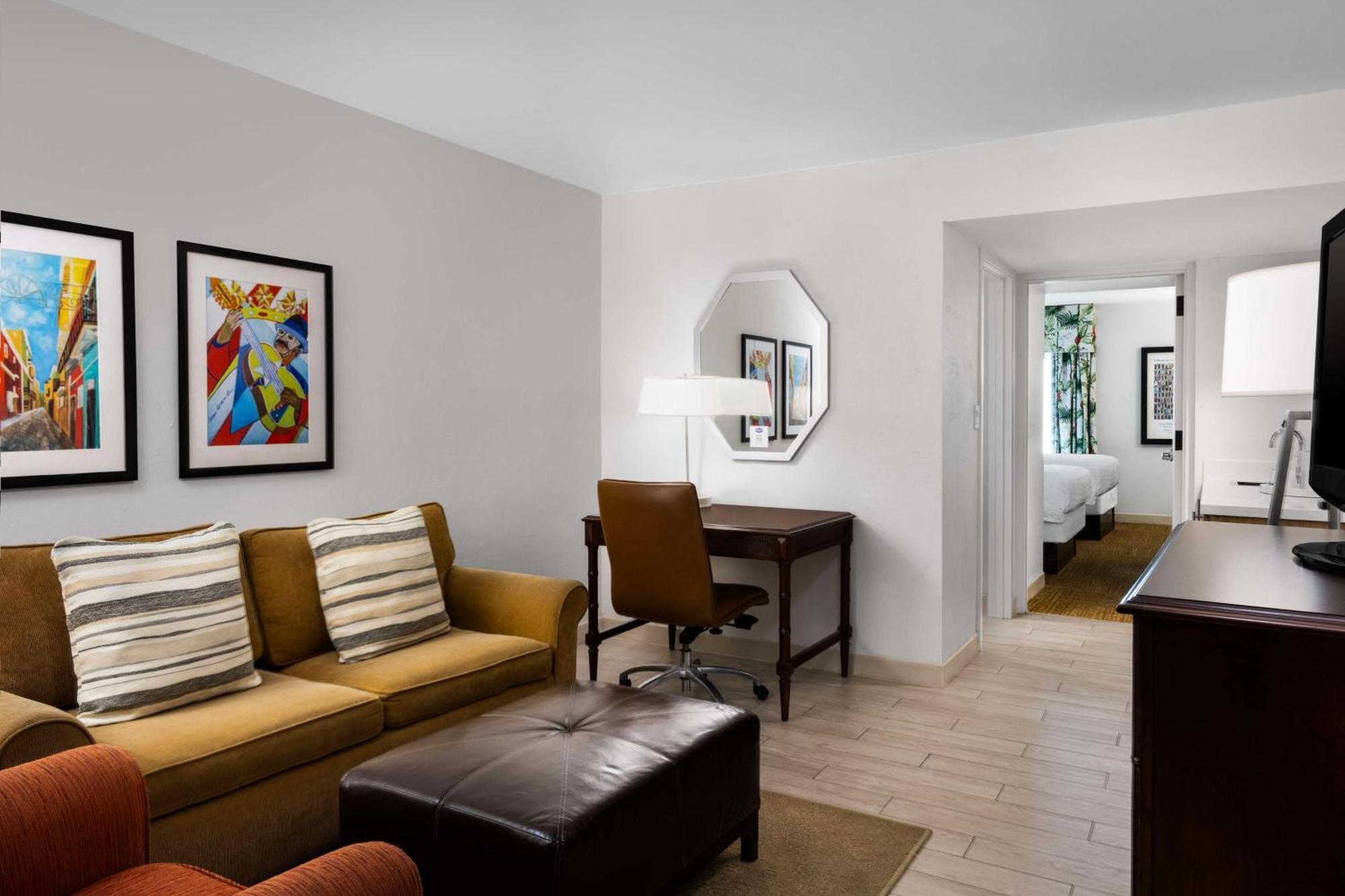 Suite con 2 camas dobles y vistas a la piscina