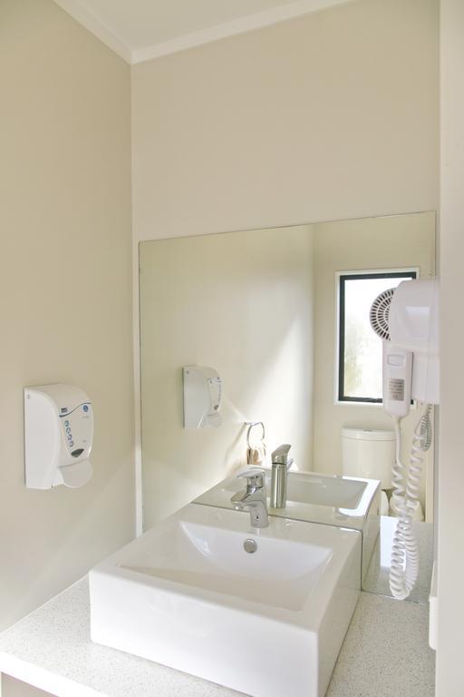 Superior One-Bedroom Lakeview Apartment Spa Bath