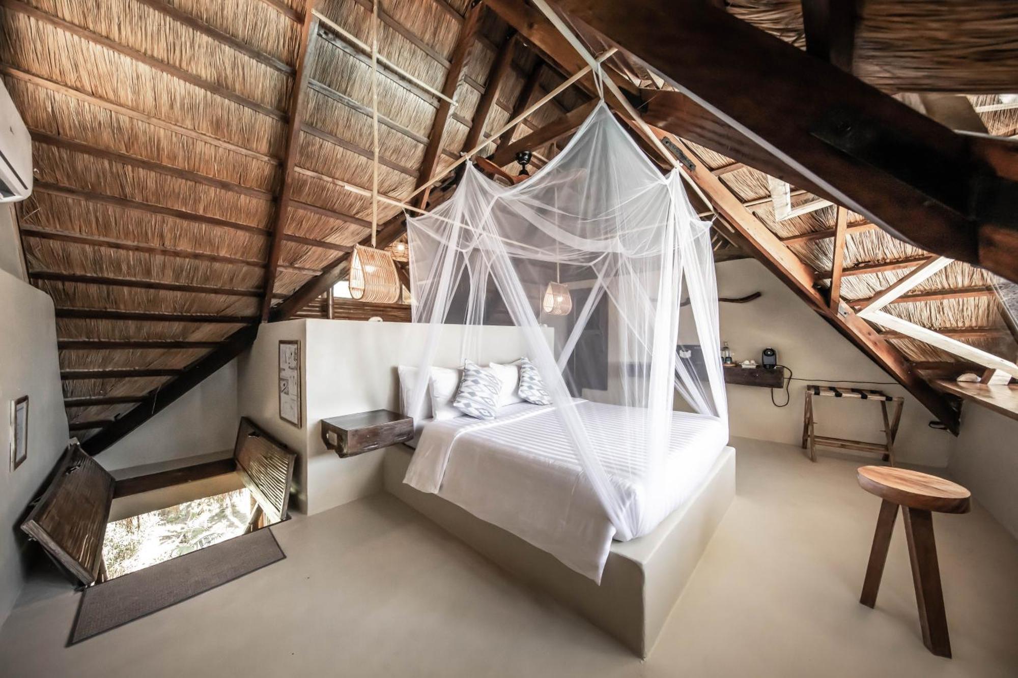 Habitación con cama grande y vistas al mar