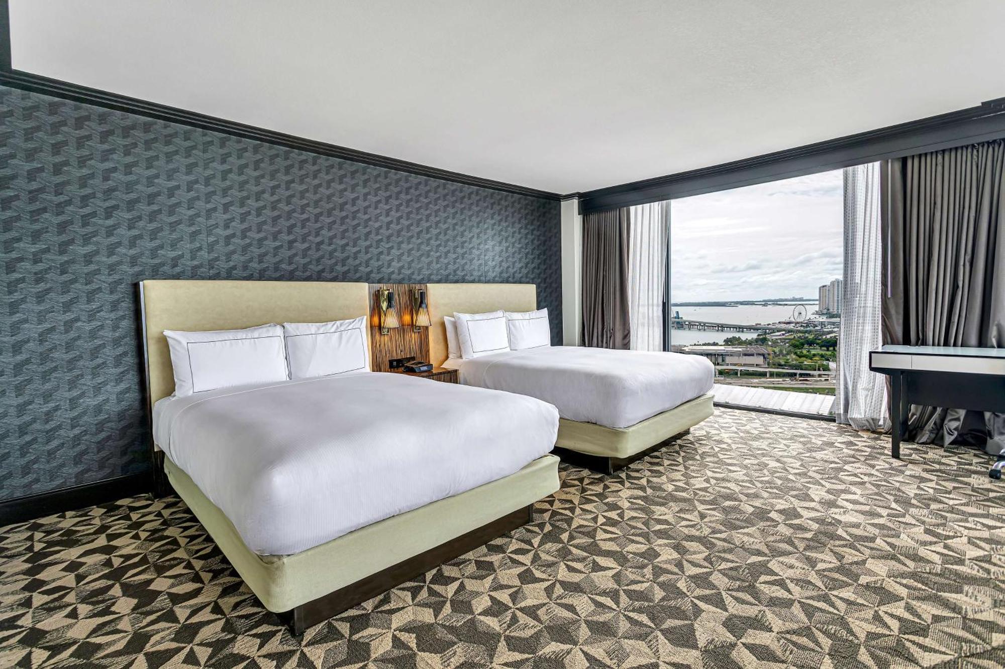 Suite Junior con cama grande y vistas a la bahía