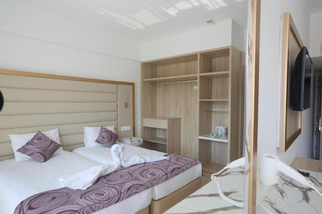 Doppel-/Zweibettzimmer mit seitlichem Meerblick (2 Erwachsene + 1 Kind)