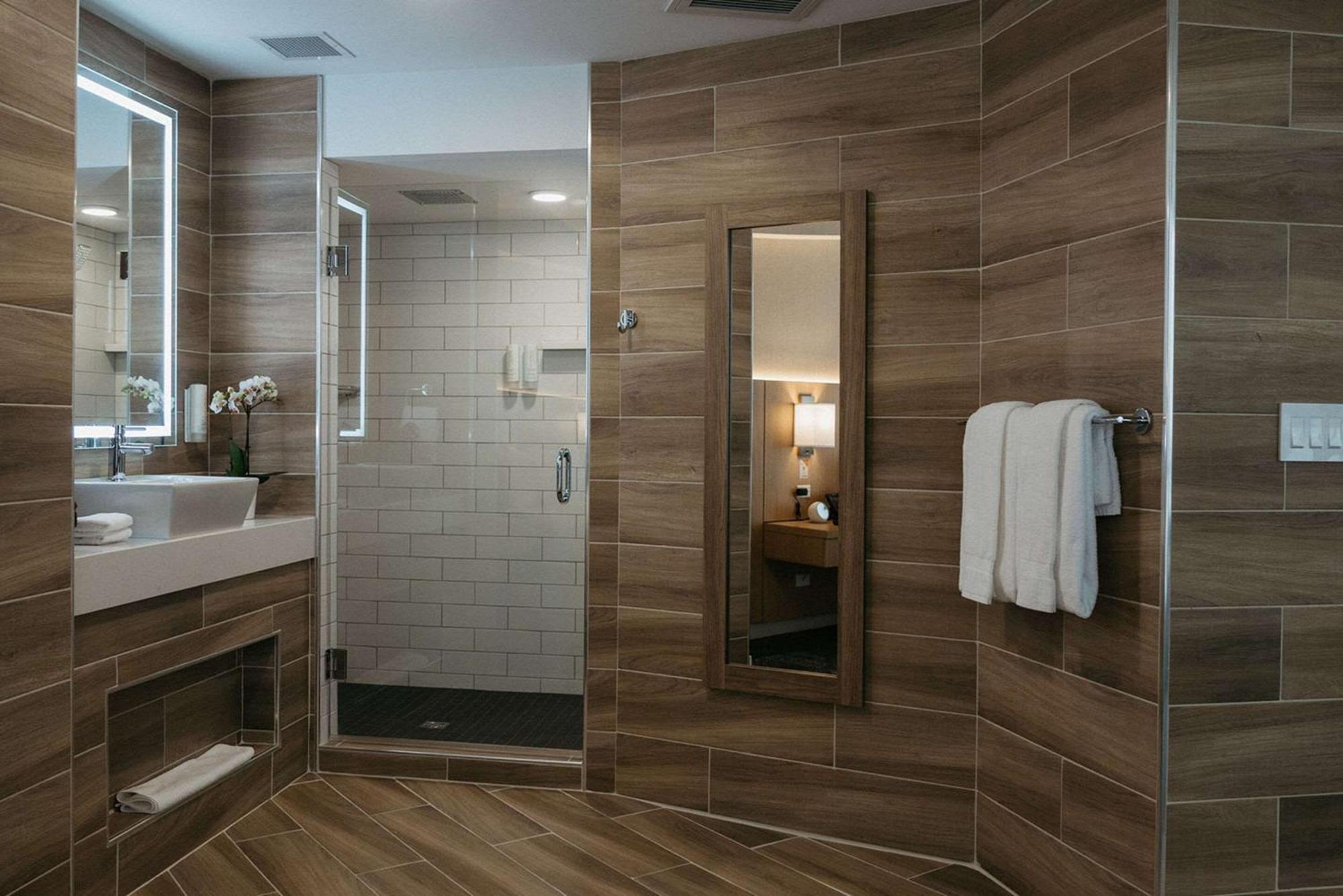 King Suite with Lake View - Non smoking