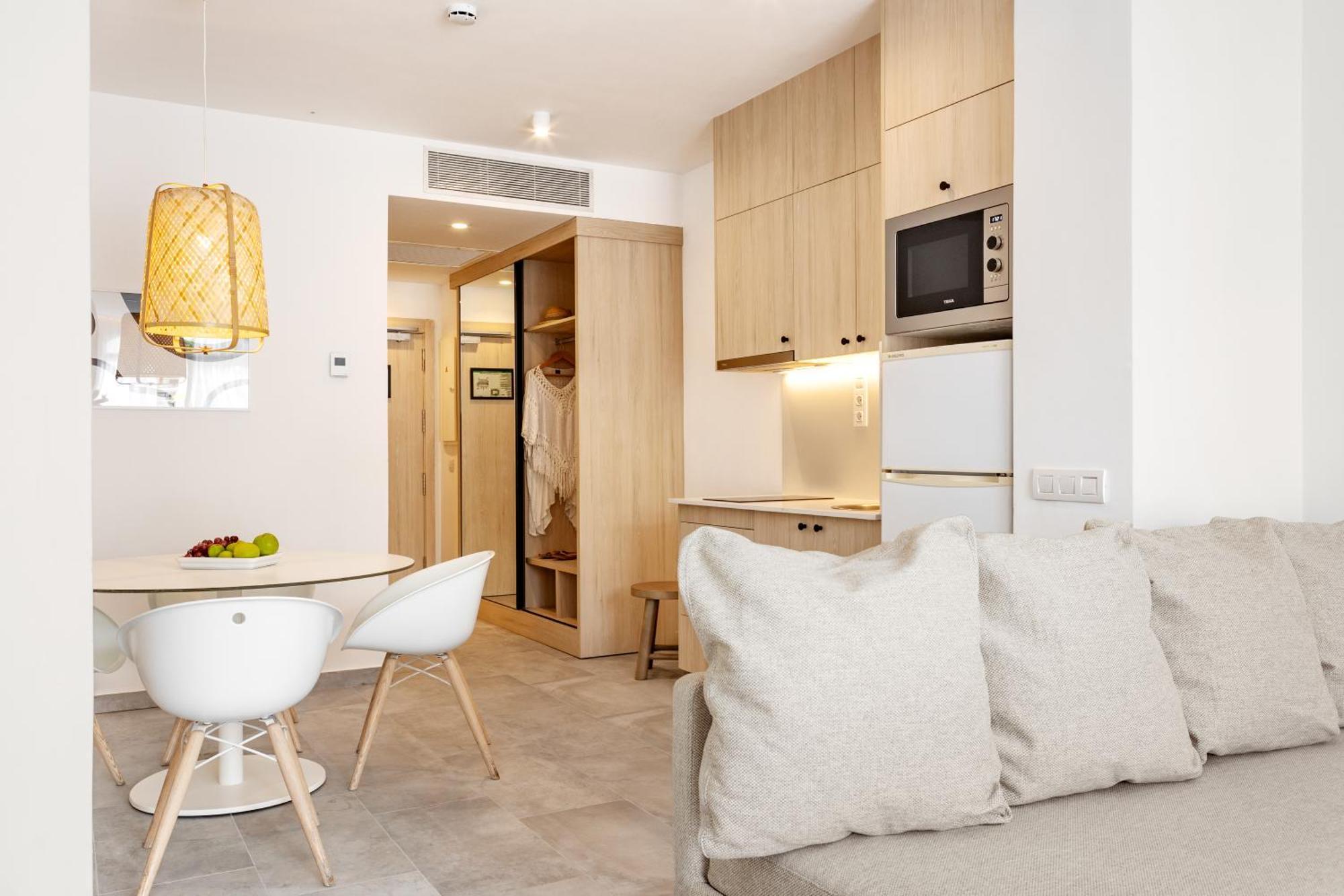 Suite met Balkon en Uitzicht op het Zwembad