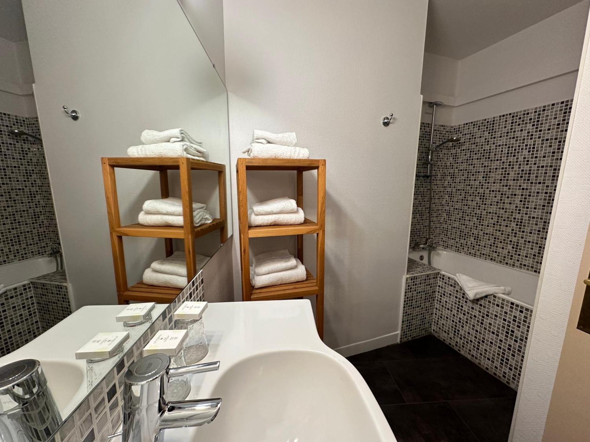 Salon Quadruple Room,1742606916:JPEG