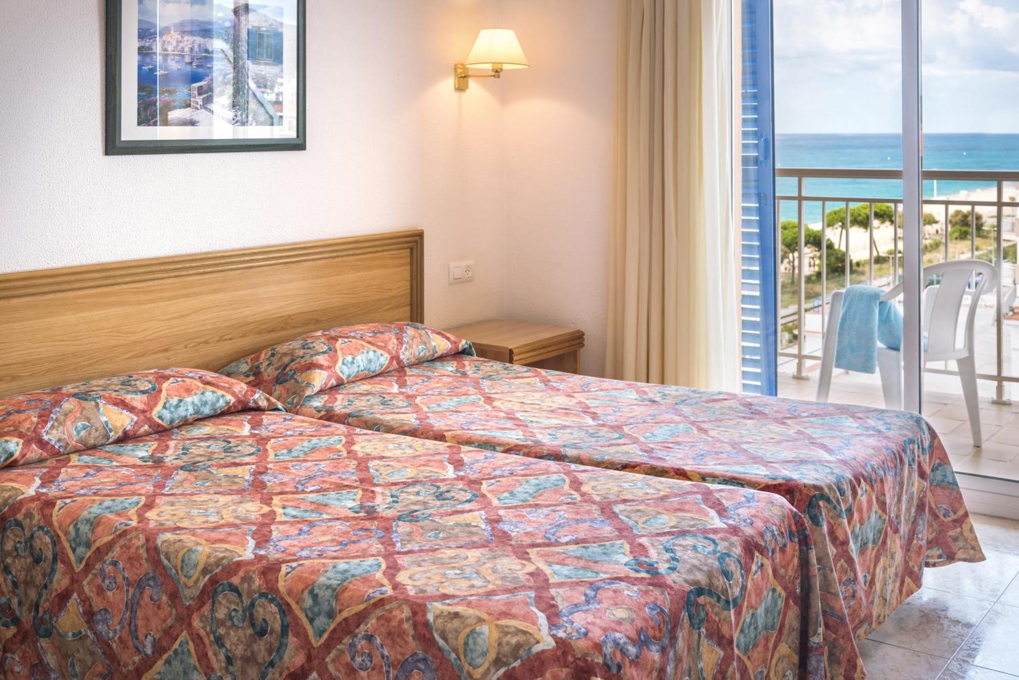 Vierbettzimmer mit seitlichem Meerblick (2 Erwachsene + 2 Kinder)