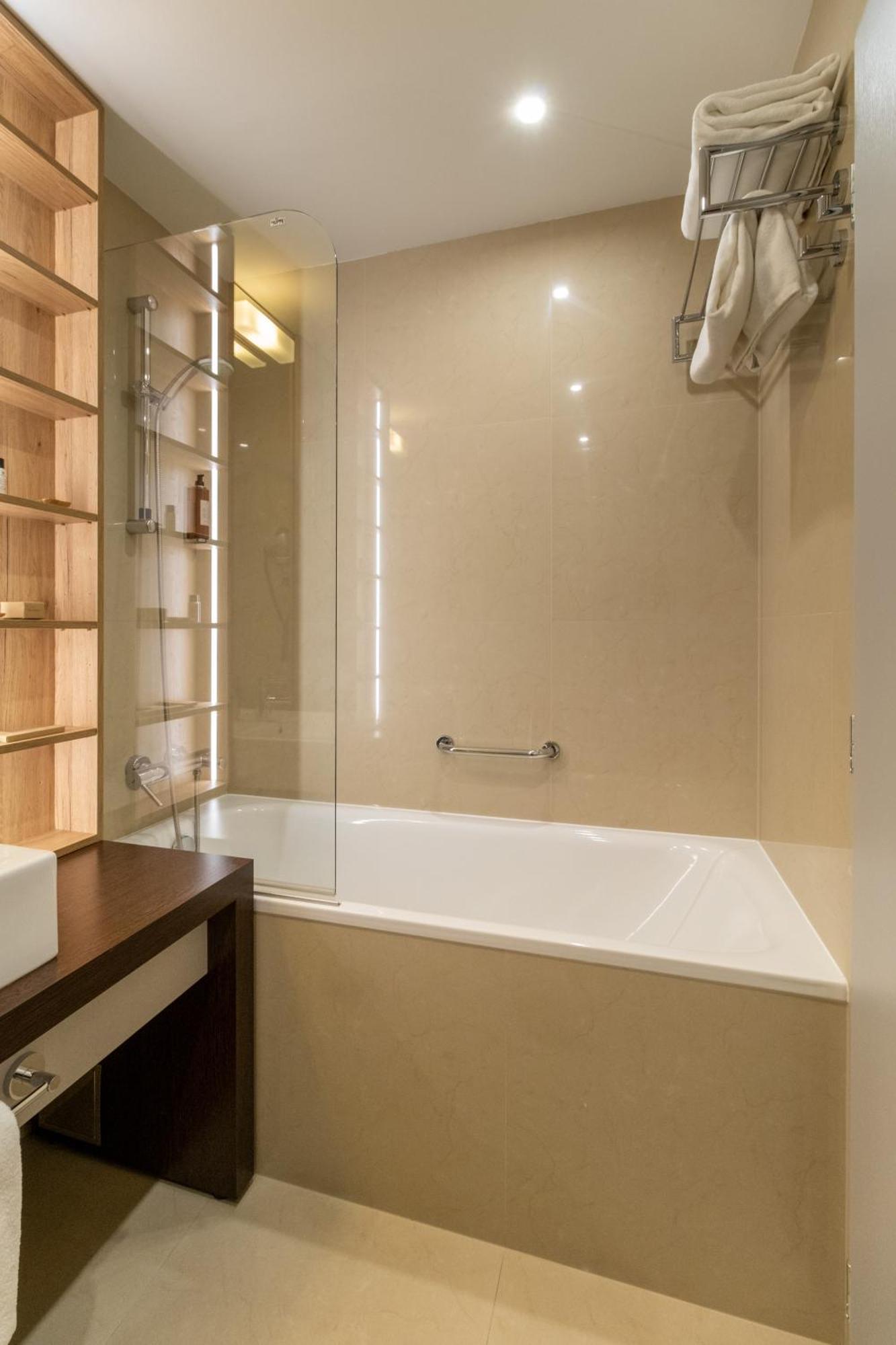 Suite con cama extragrande y sofá cama