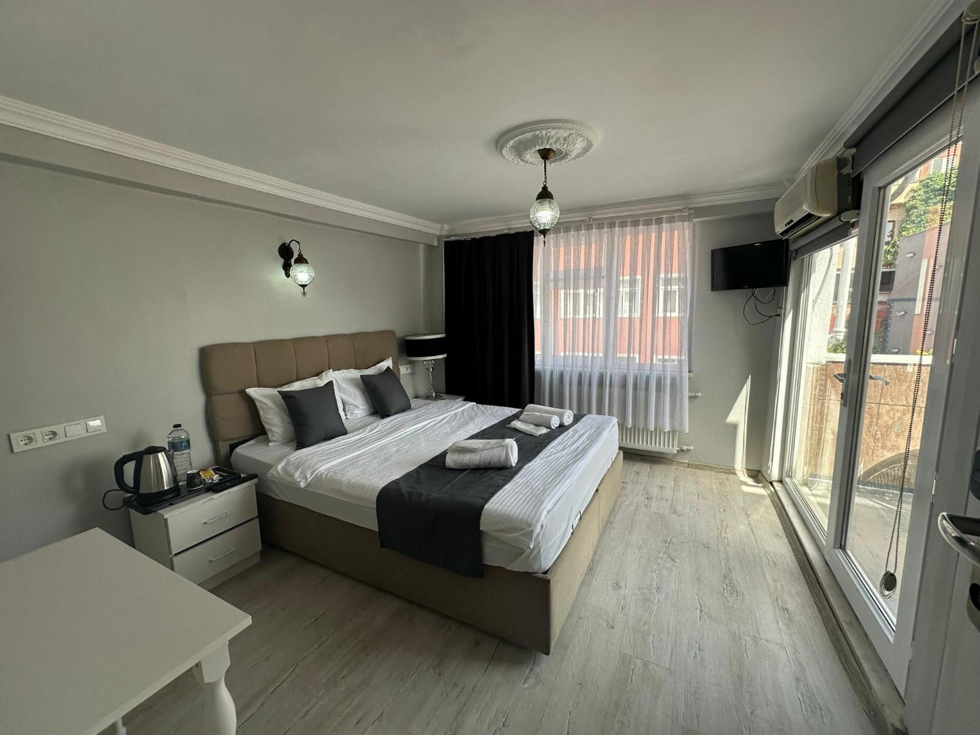 Deluxe tweepersoonskamer met balkon en uitzicht op zee