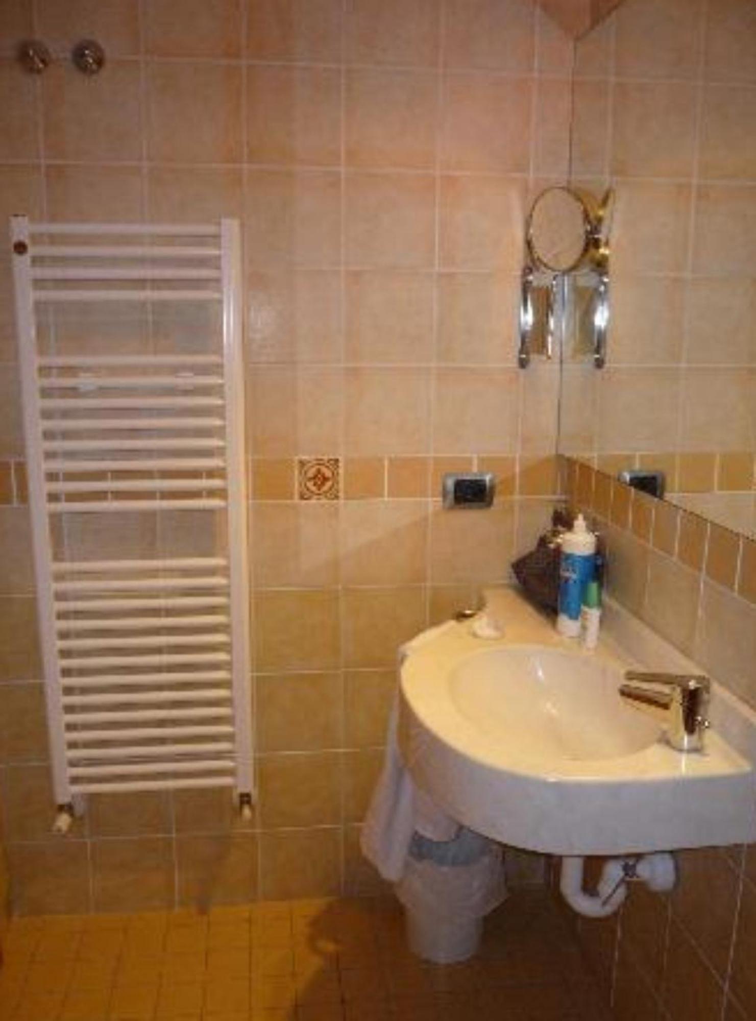 Small Double or Twin Room,511659678:JPEG