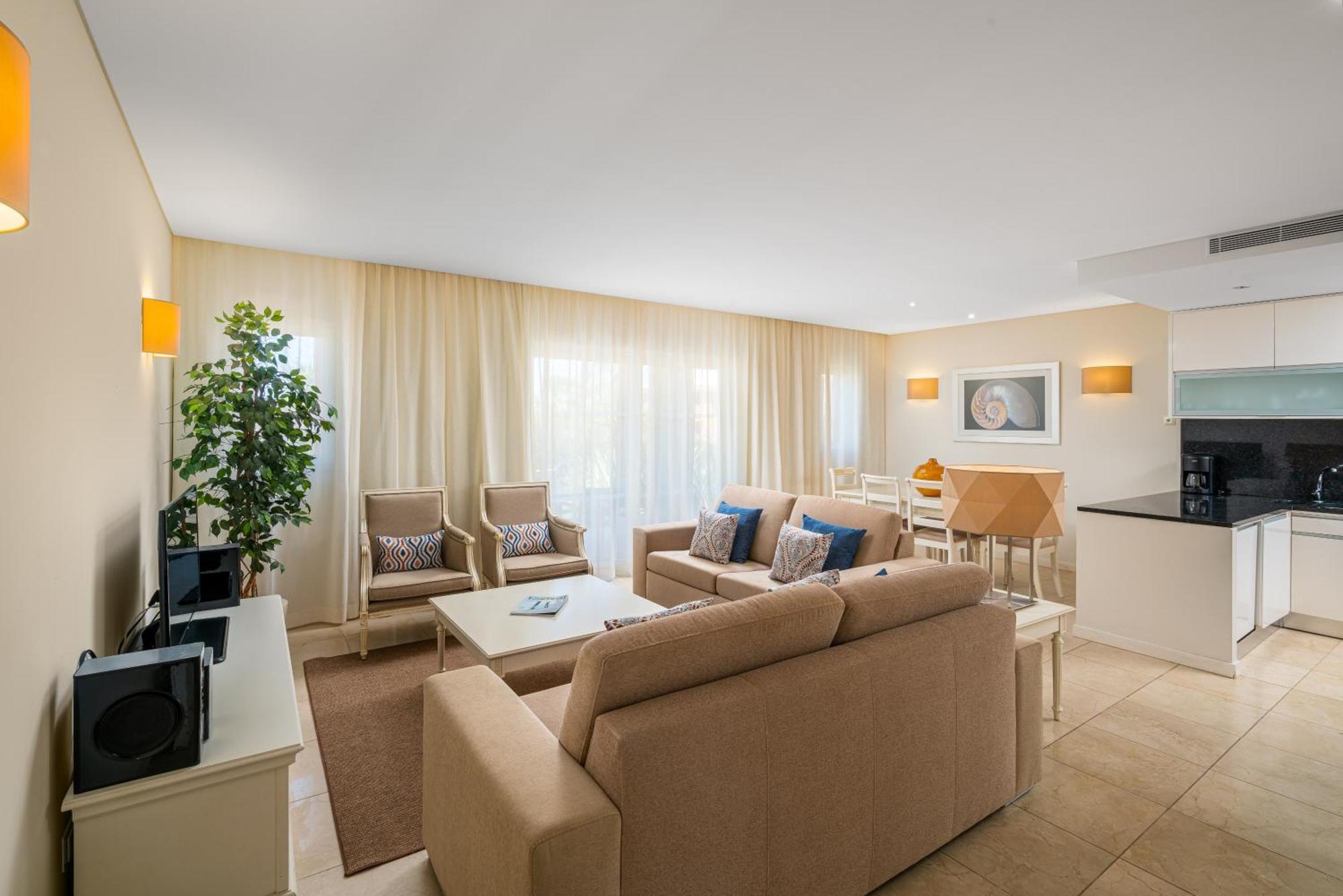 Three-Bedroom Luxury Townhouse Pool View
