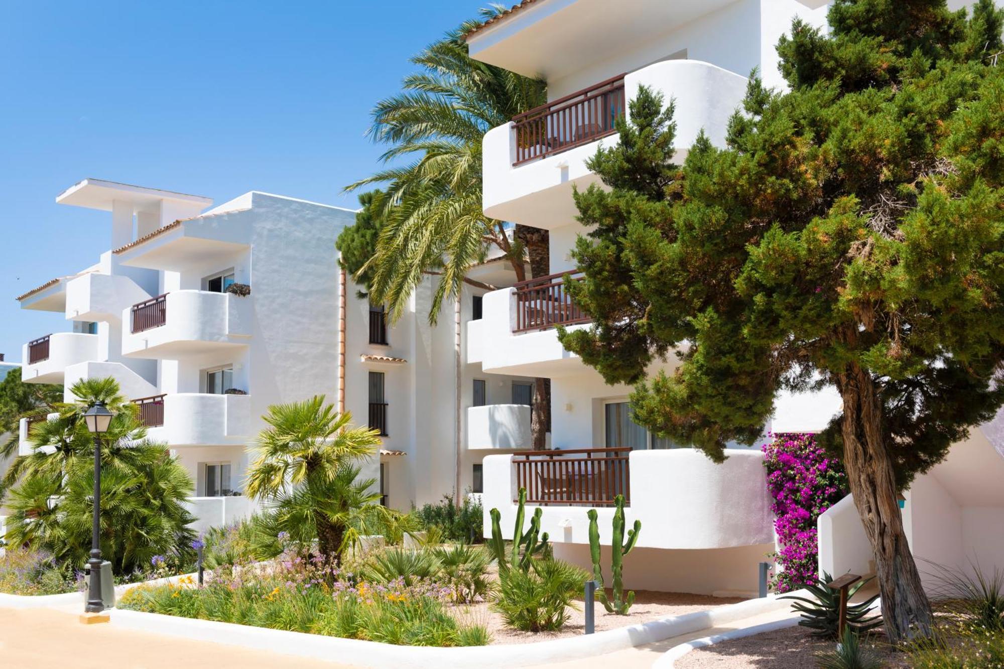Select One-Bedroom Apartment