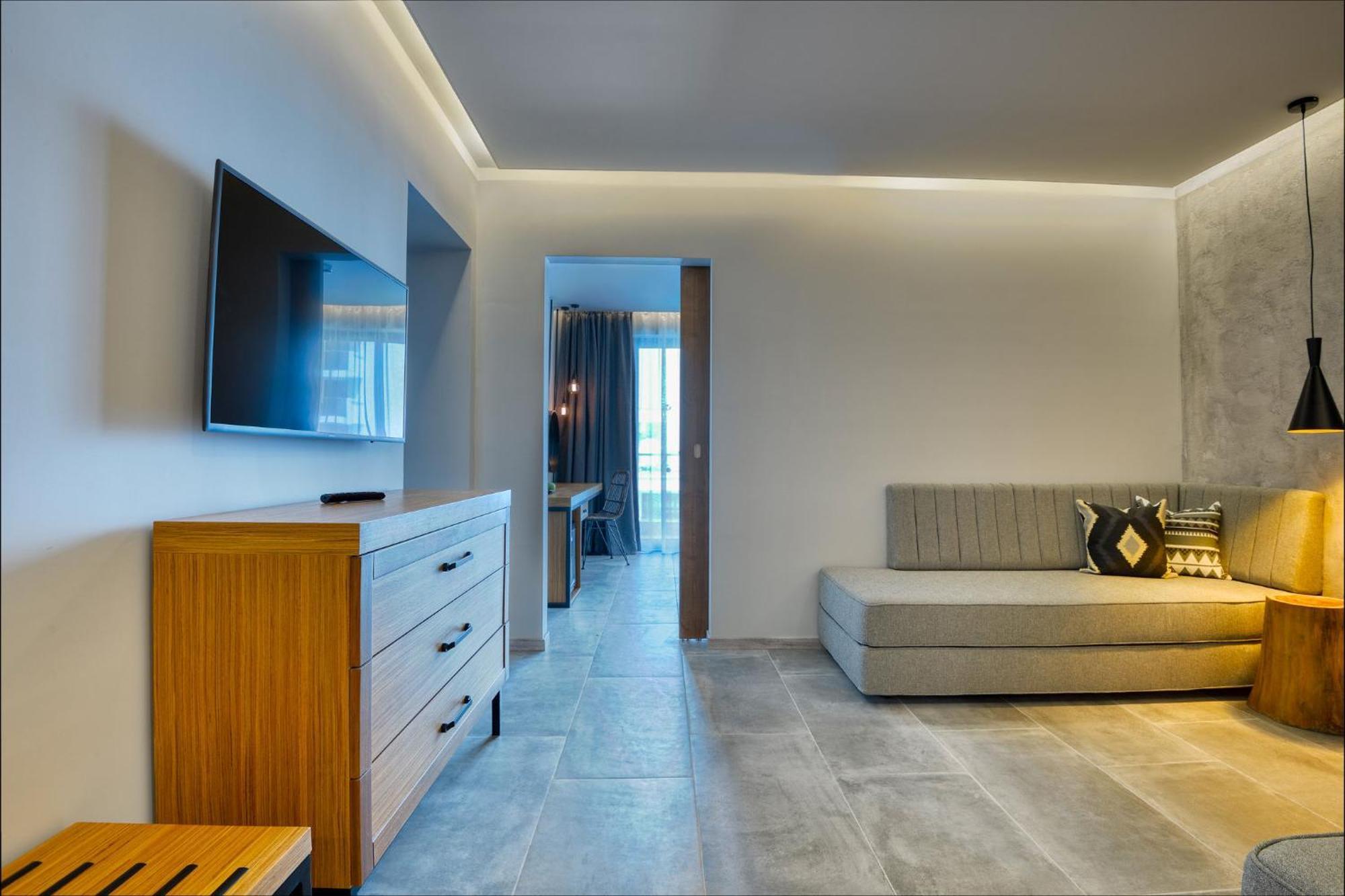 Family Room – Private Beach & Aquapark Access