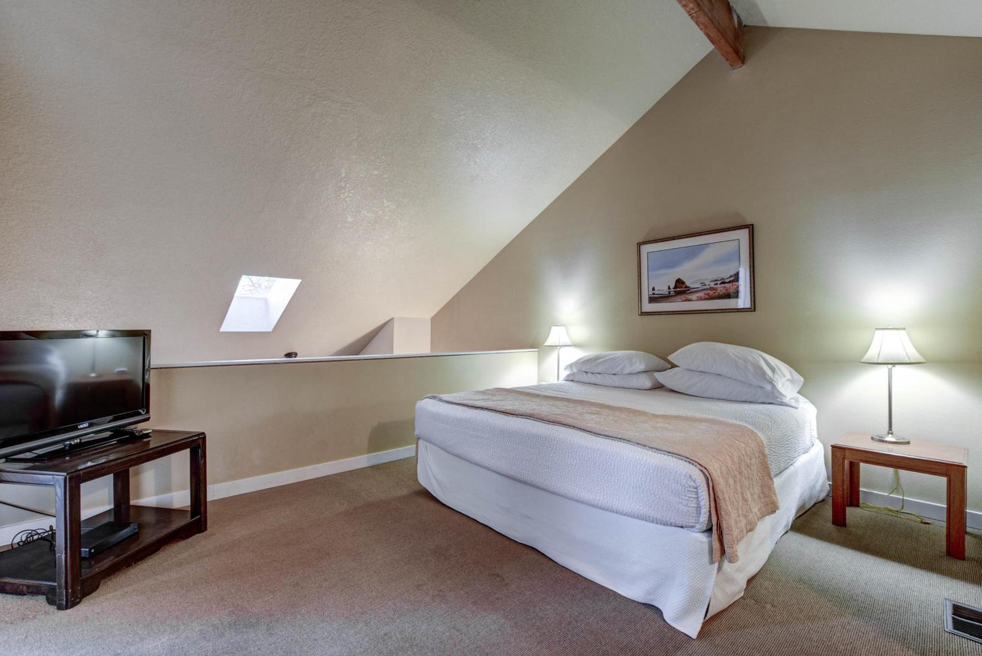 Ocean View 2 room/loft condominium - 1.5 miles south of The Waves