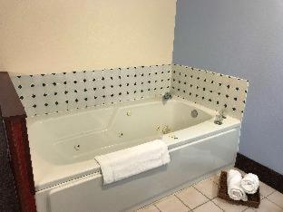 King Room with Tub and Grab Bars - Mobility/Hearing Accessible - Non-Smoking