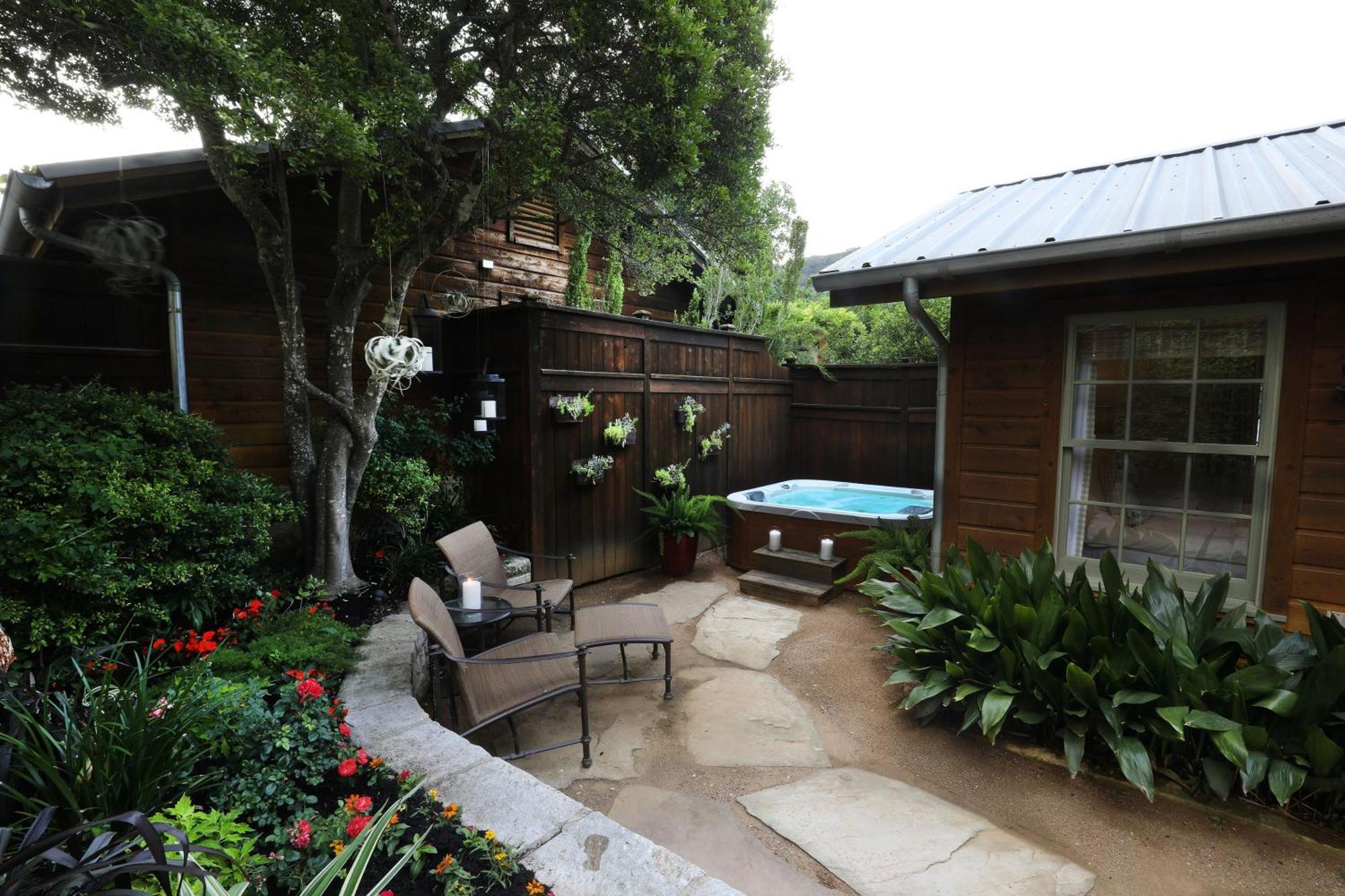 Hot Tub Cottage - One King
