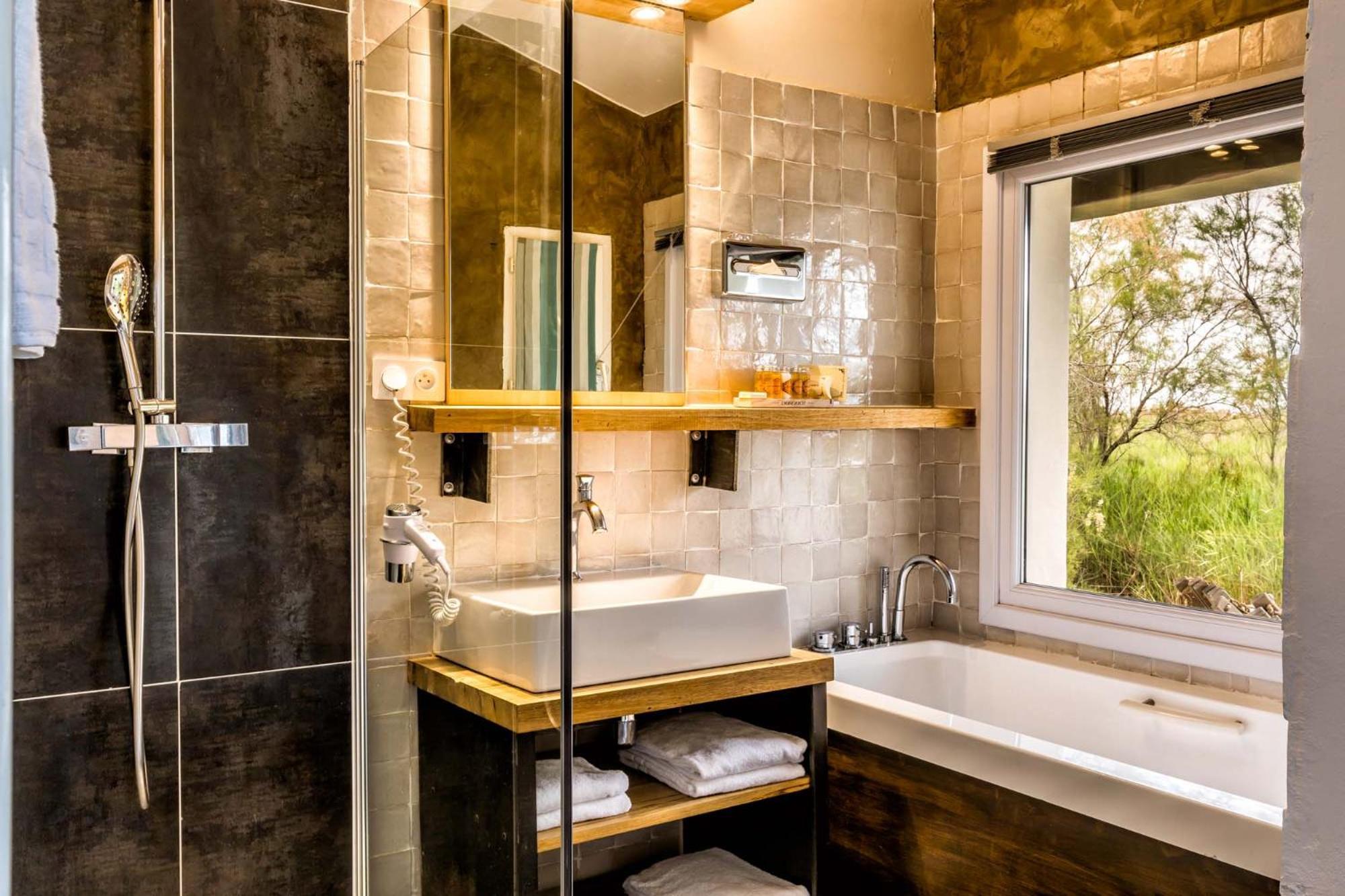 Doppelzimmer Massouscles mit Badewanne