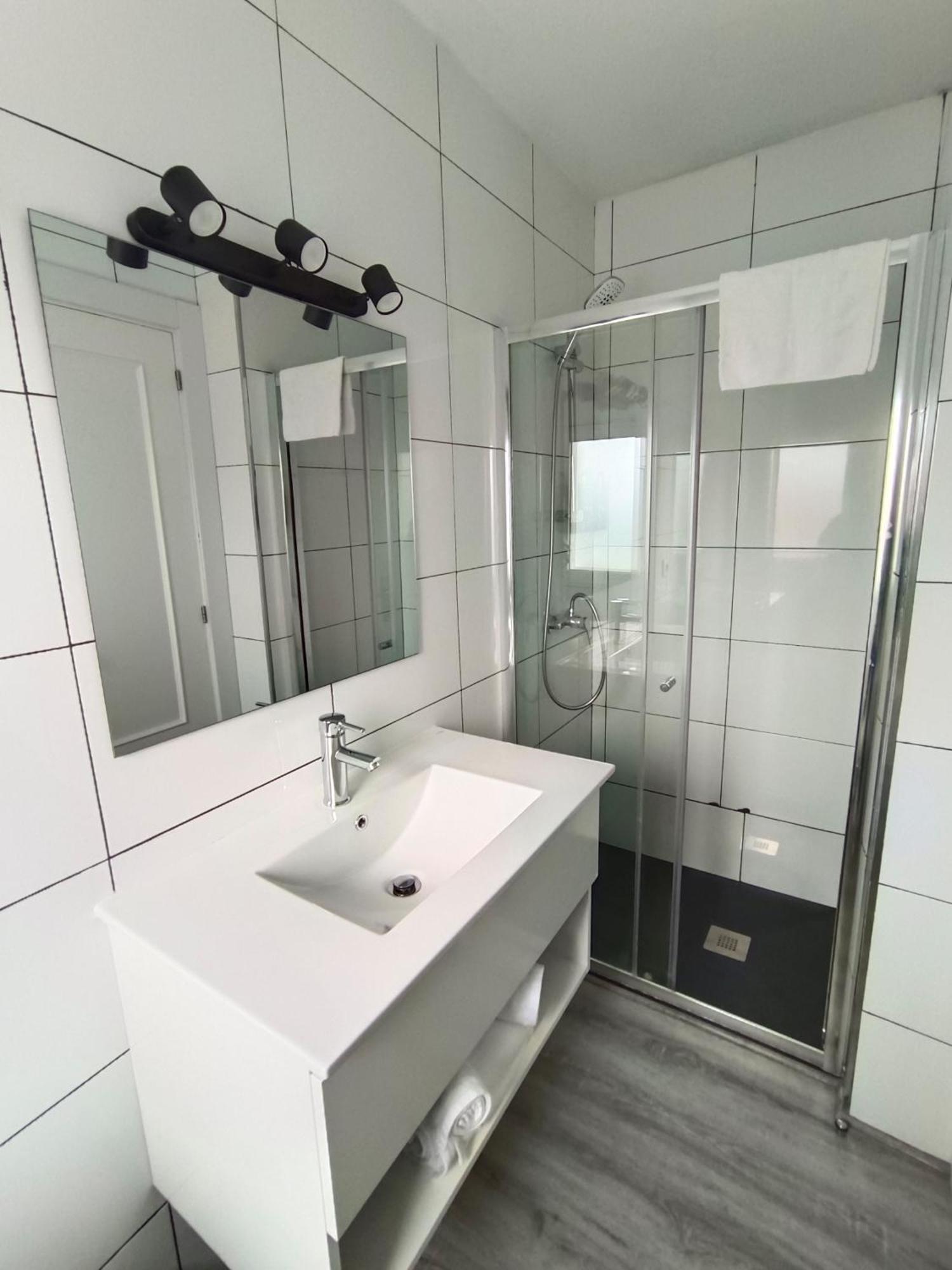 Double Room Private Bathroom,1369295681:JPEG