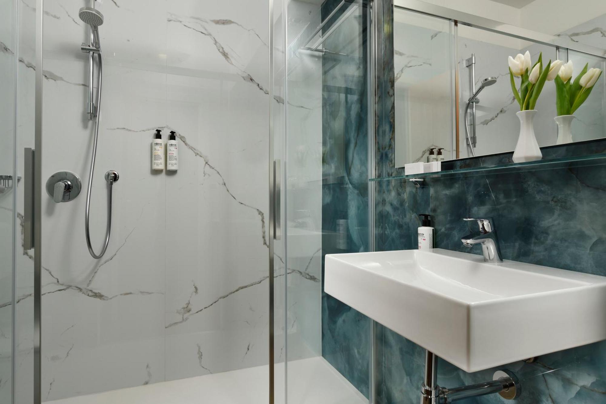 Standard Doppelzimmer mit seitlichem Seeblick und Zugang zum Spa