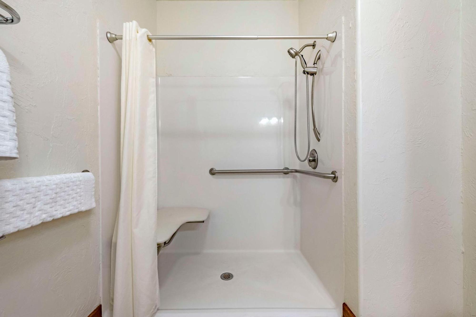 King Room with Bathtub - Disability Access/Non-Smoking