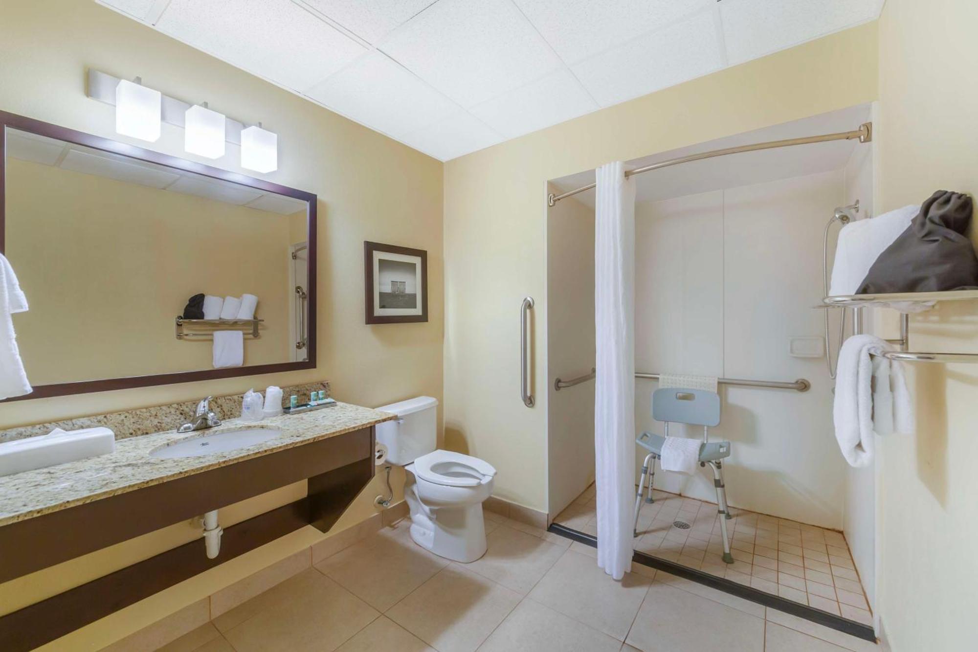 Tweepersoonskamer met 2 Tweepersoonsbedden en een Douche, Geschikt voor Mensen met een Lichamelijke Beperking en Slechthorenden