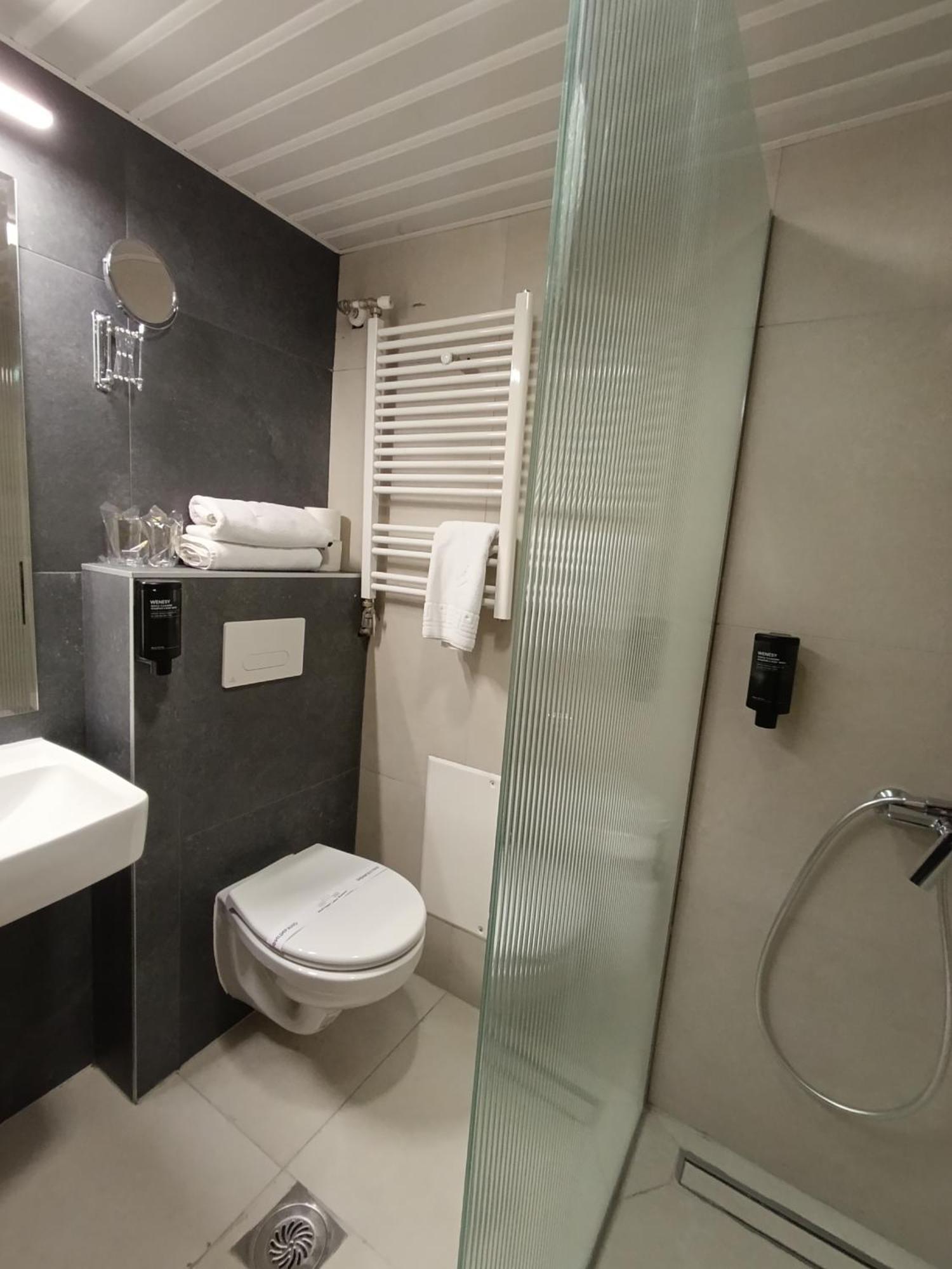 Deluxe tweepersoonskamer met balkon en uitzicht op zee