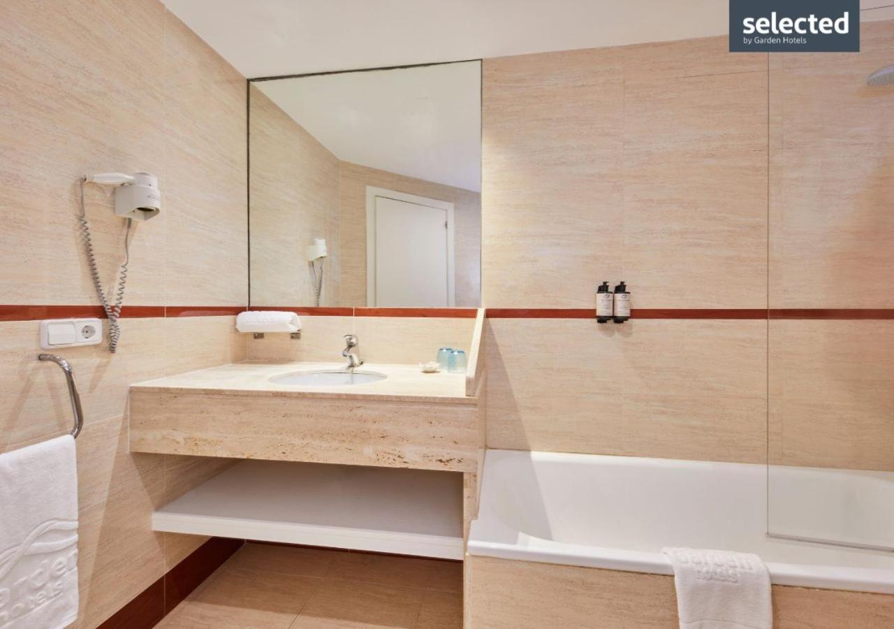 Suite Junior con acceso directo a la piscina y vistas al jardín - Selected Club