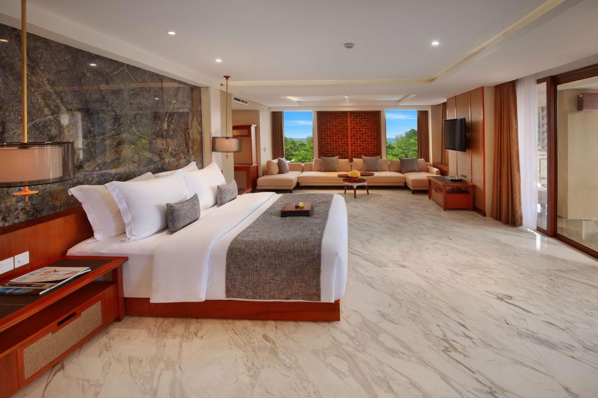 Grand Suite Pool View with Spa Bath
