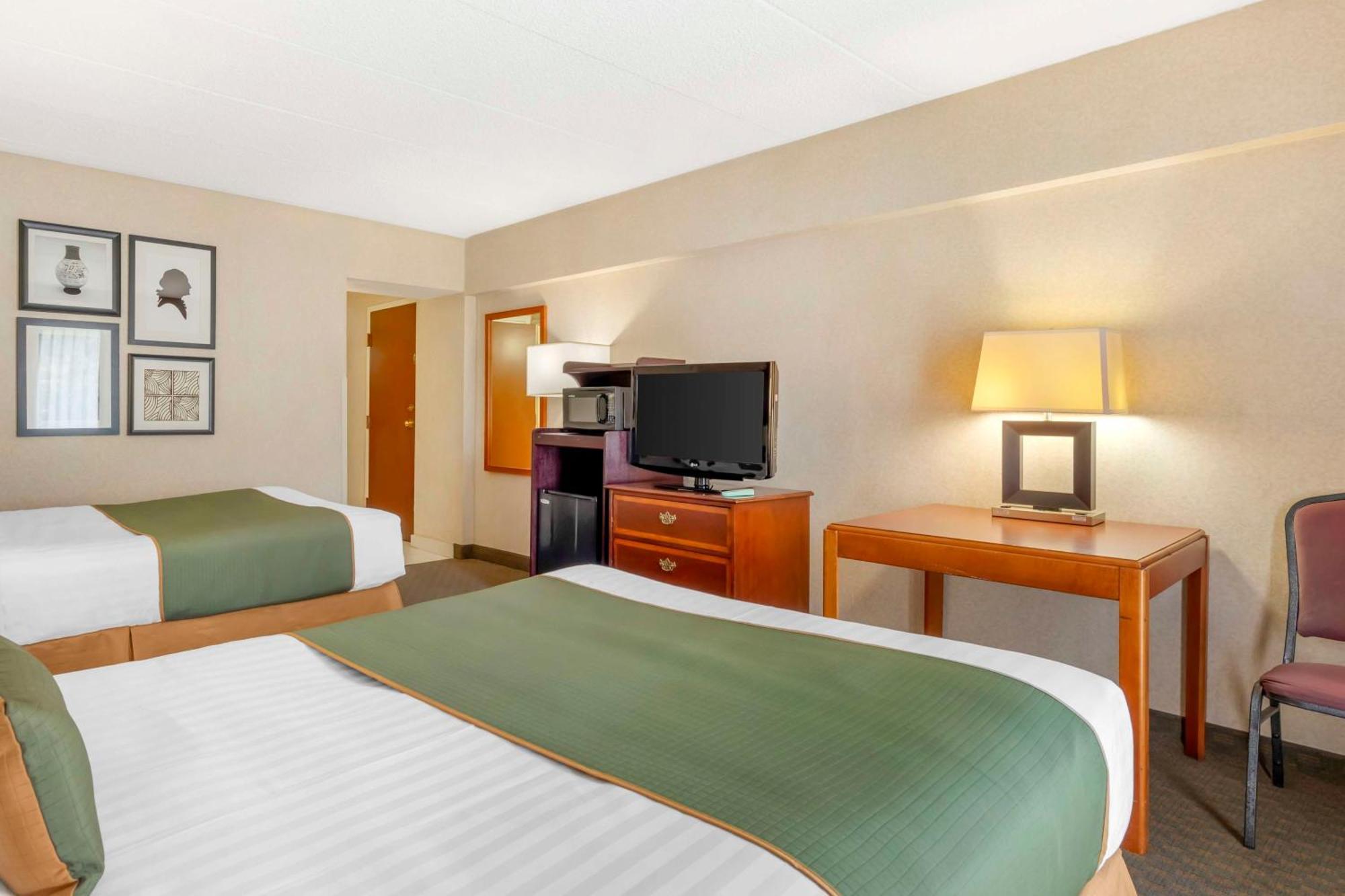 Double Room with Two Double Beds and Bathtub - Disability Access