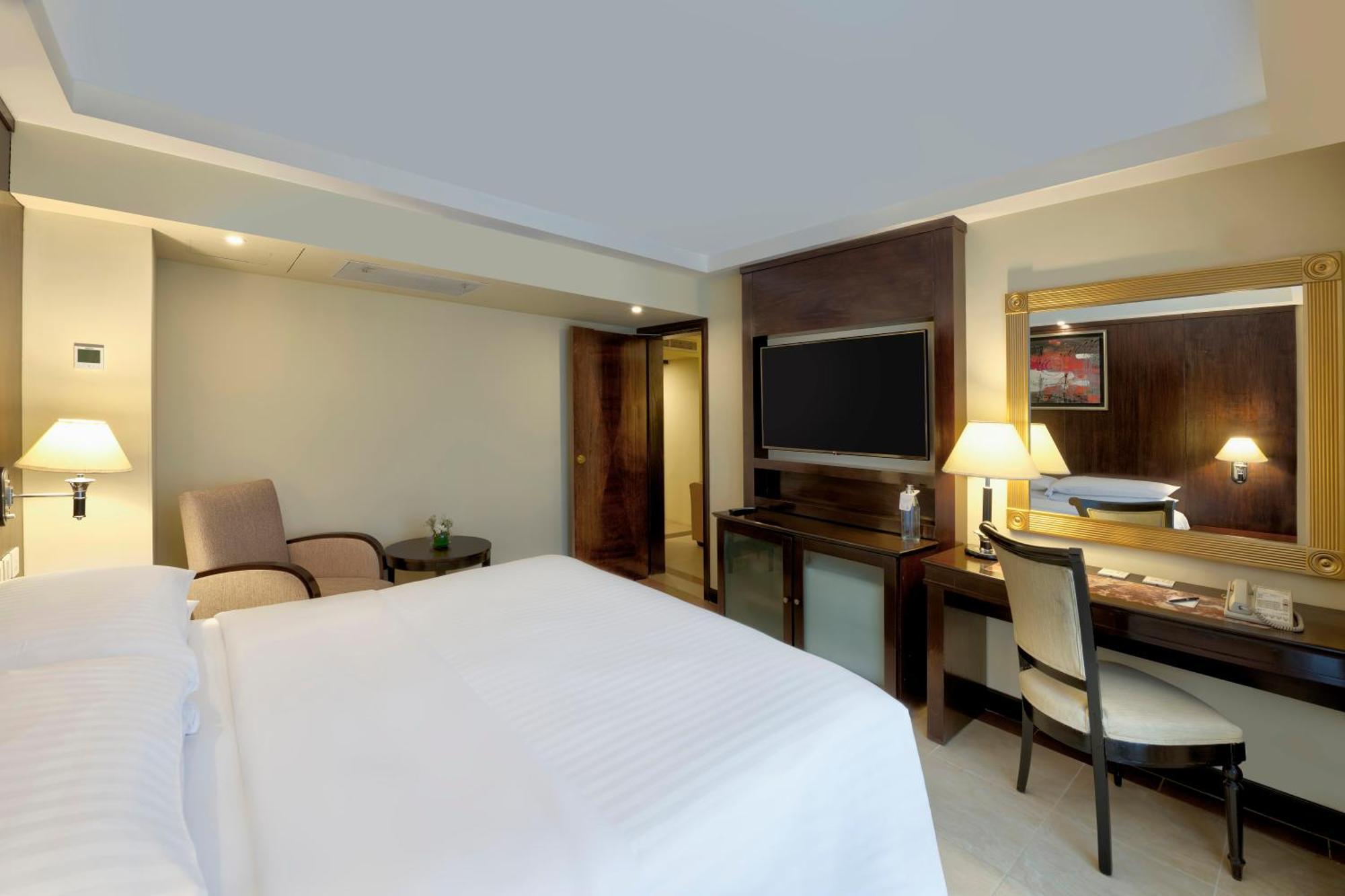 Executive Suite, Executive Lounge Access, Suite, 1 King