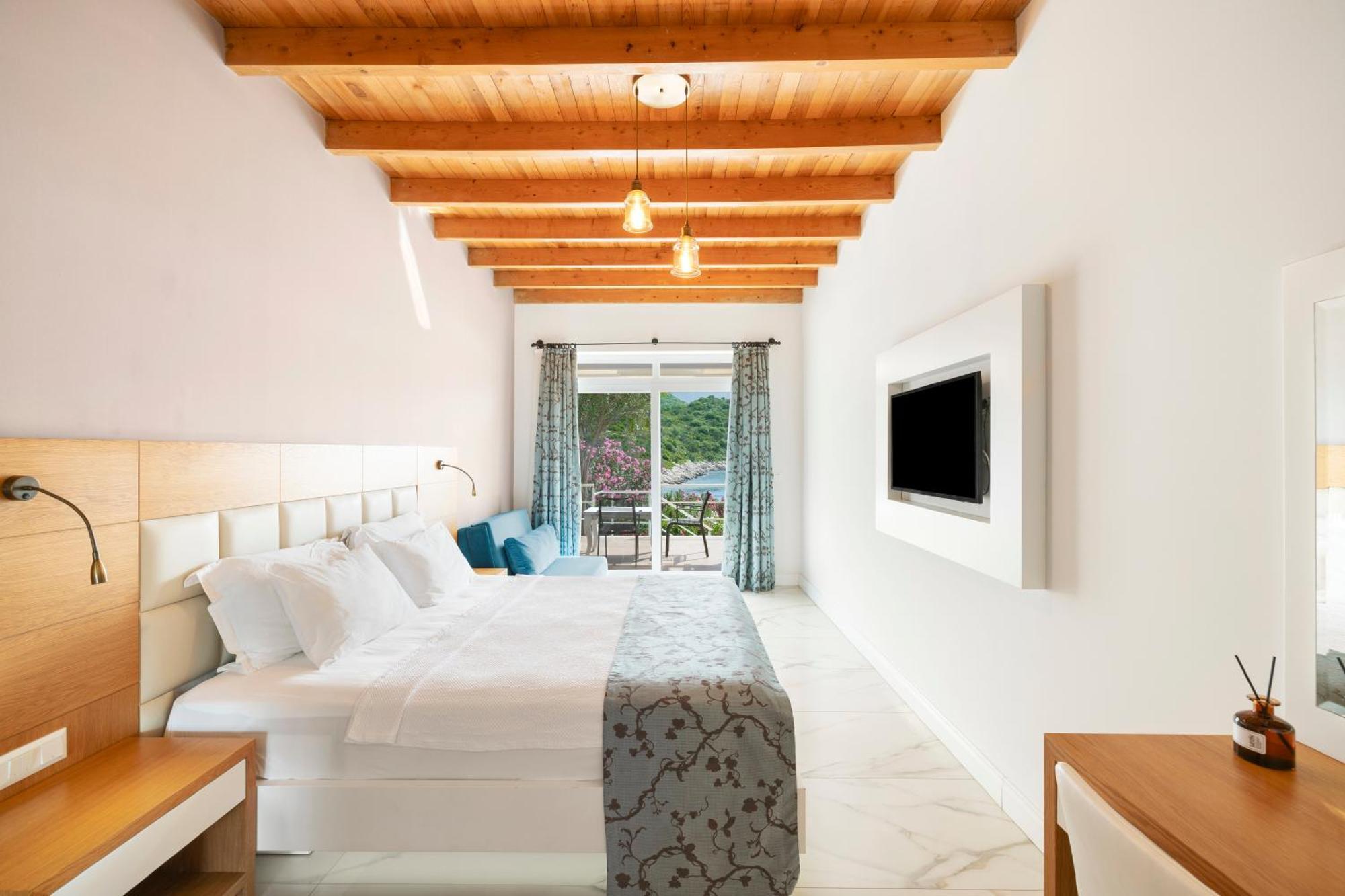 Deluxe Double Room with Balcony and Sea View