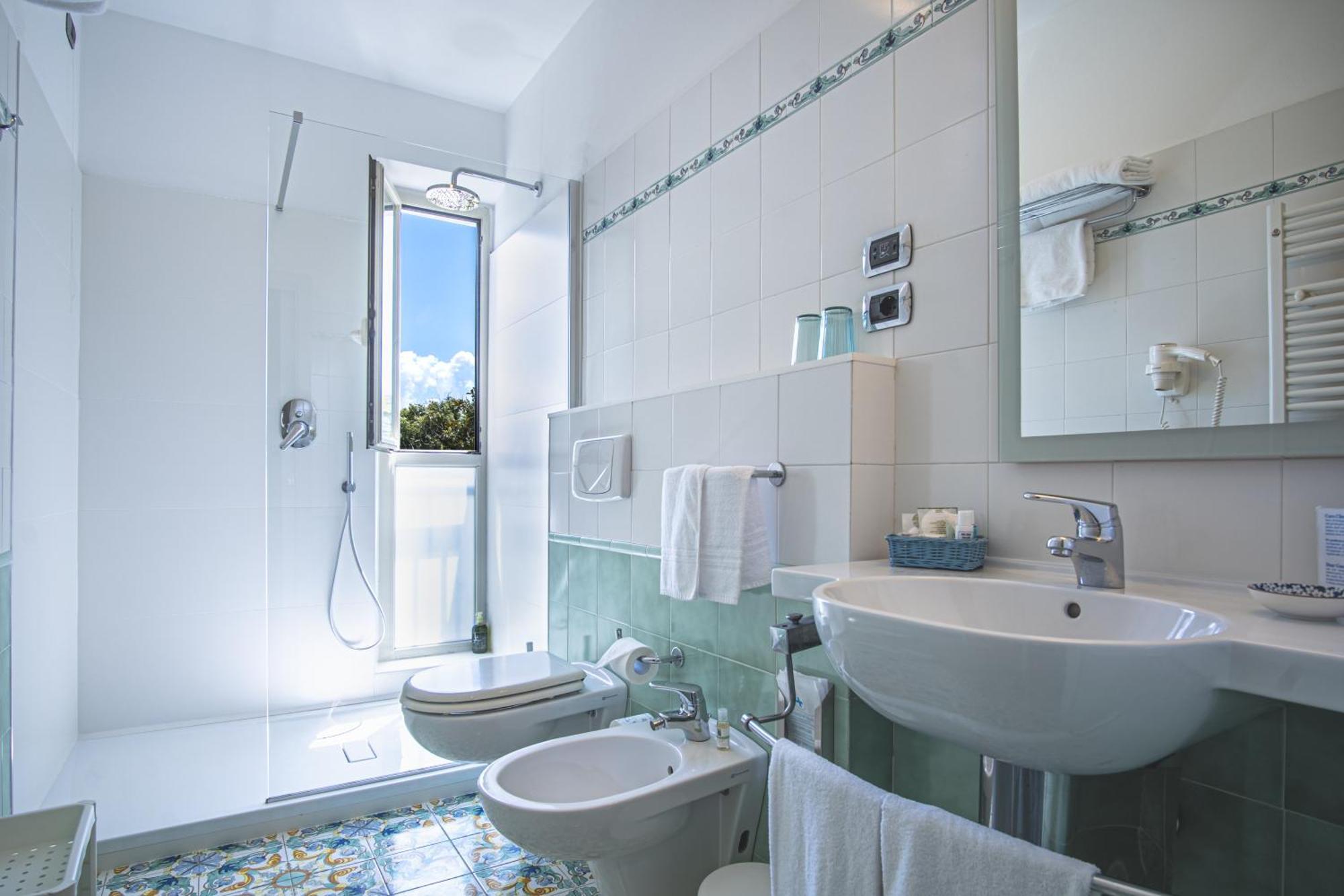 Habitación Triple con vistas al jardín