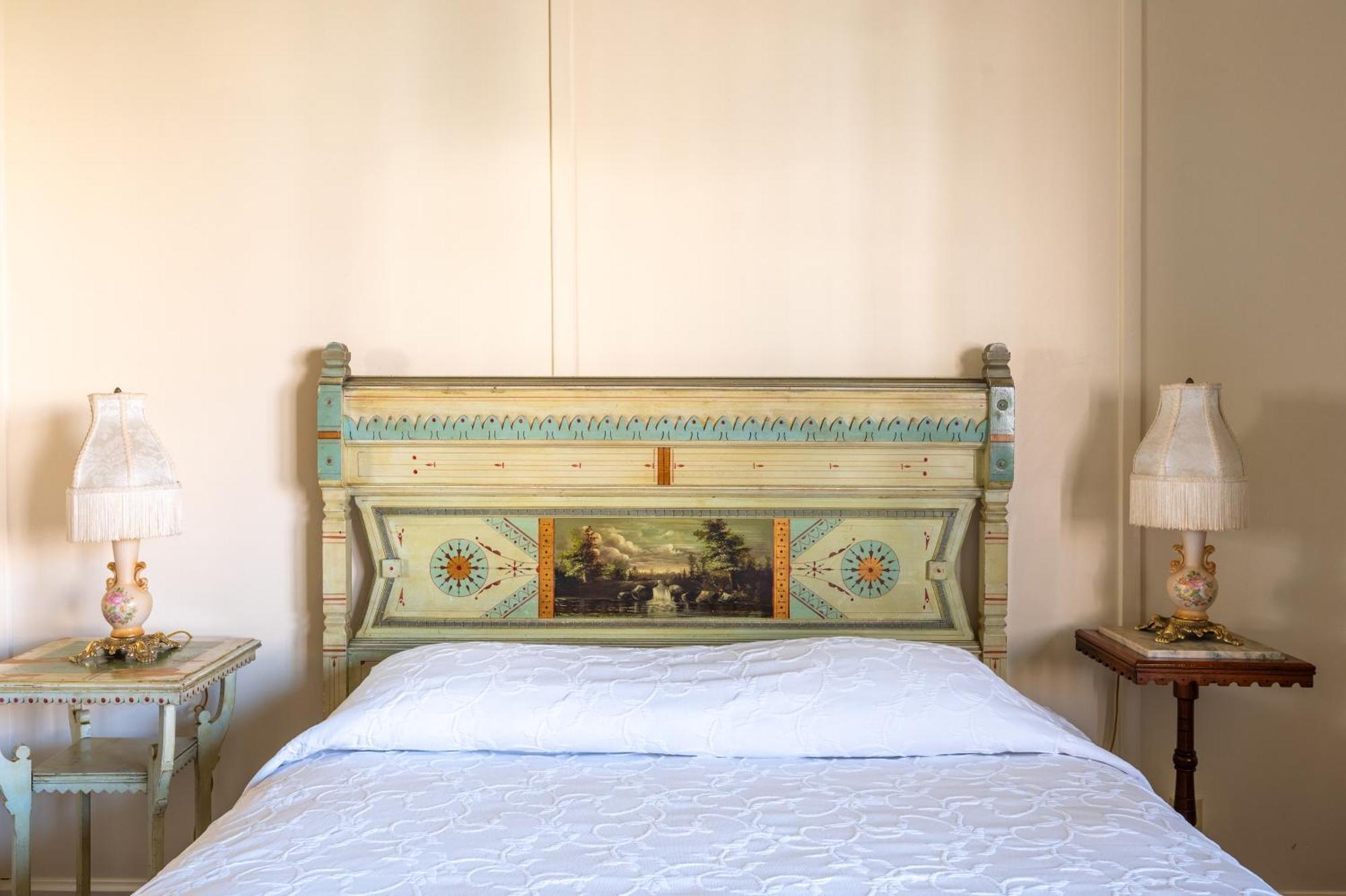 Kamer met Queensize Bed en Uitzicht op de Tuin