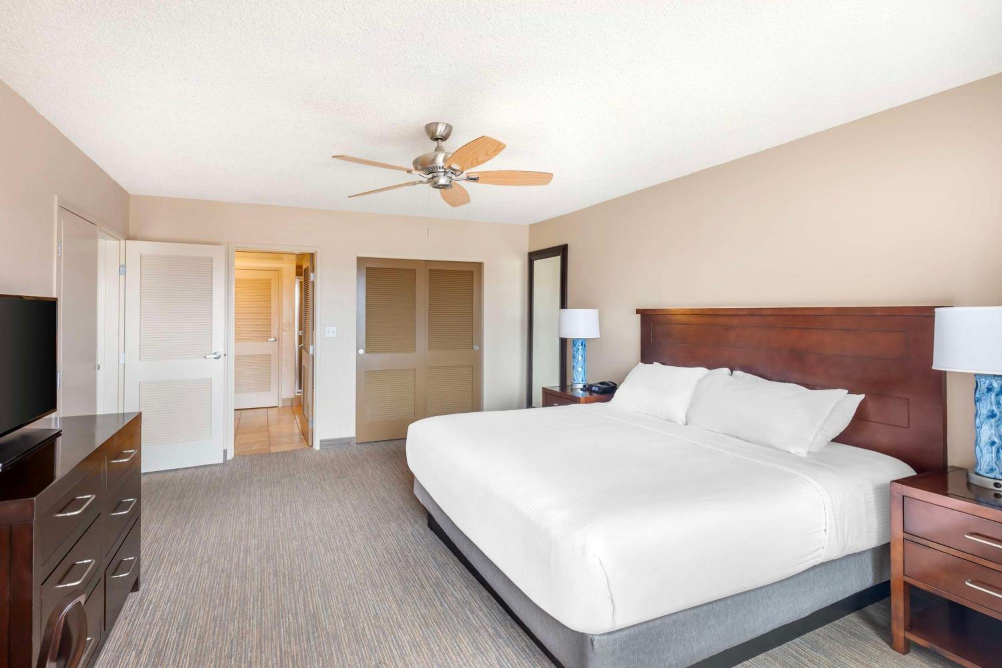 One-Bedroom King Suite Balcony Partial Ocean View