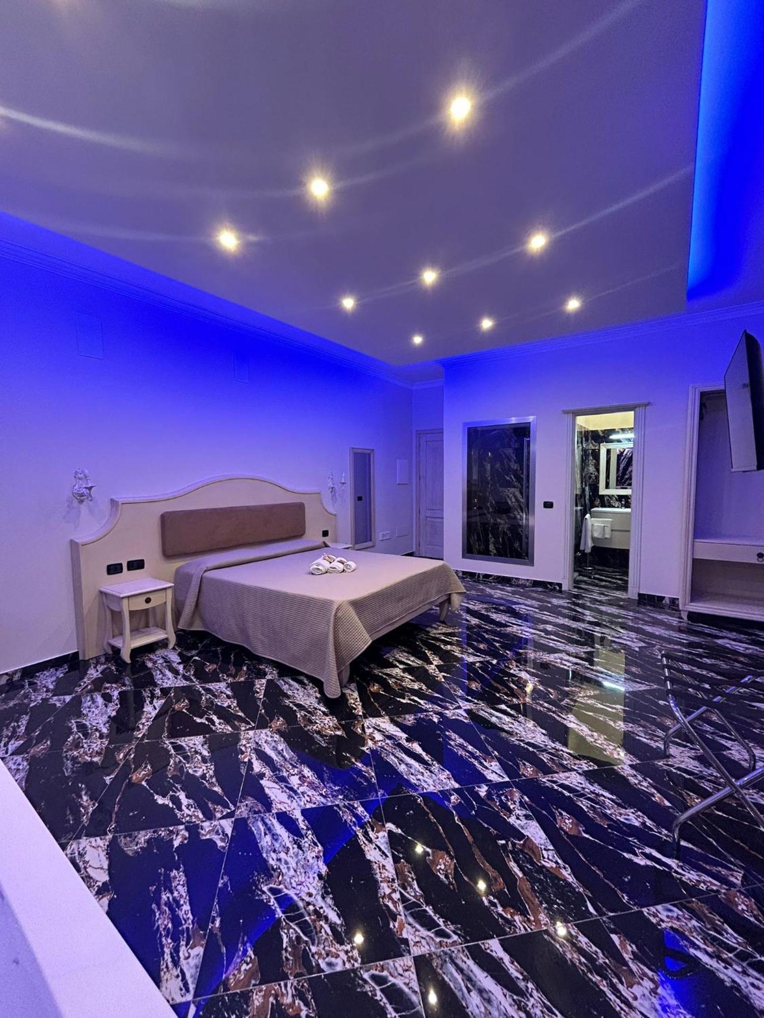 Suite mit Kingsize-Bett mit Whirlpool