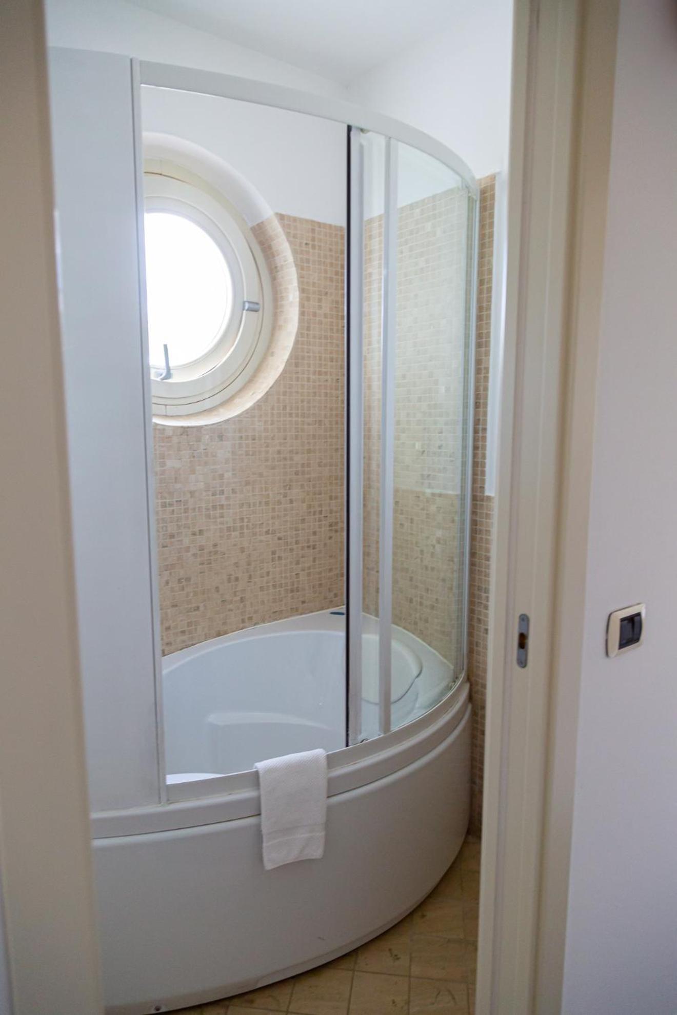 2 Zimmer mit Verbindungstür mit eigenem Bad