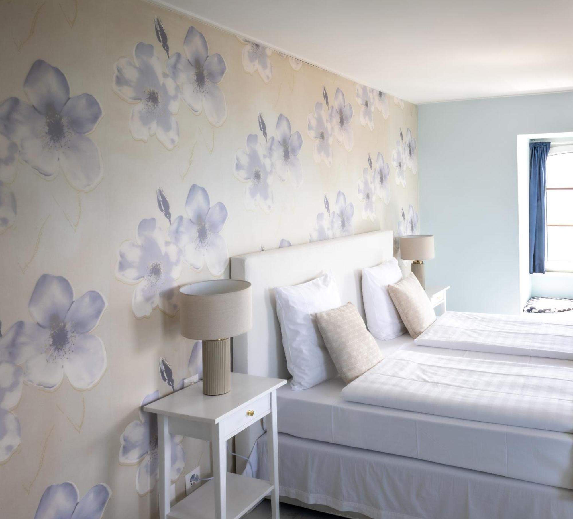 Comfort room with Lake & Mountain view