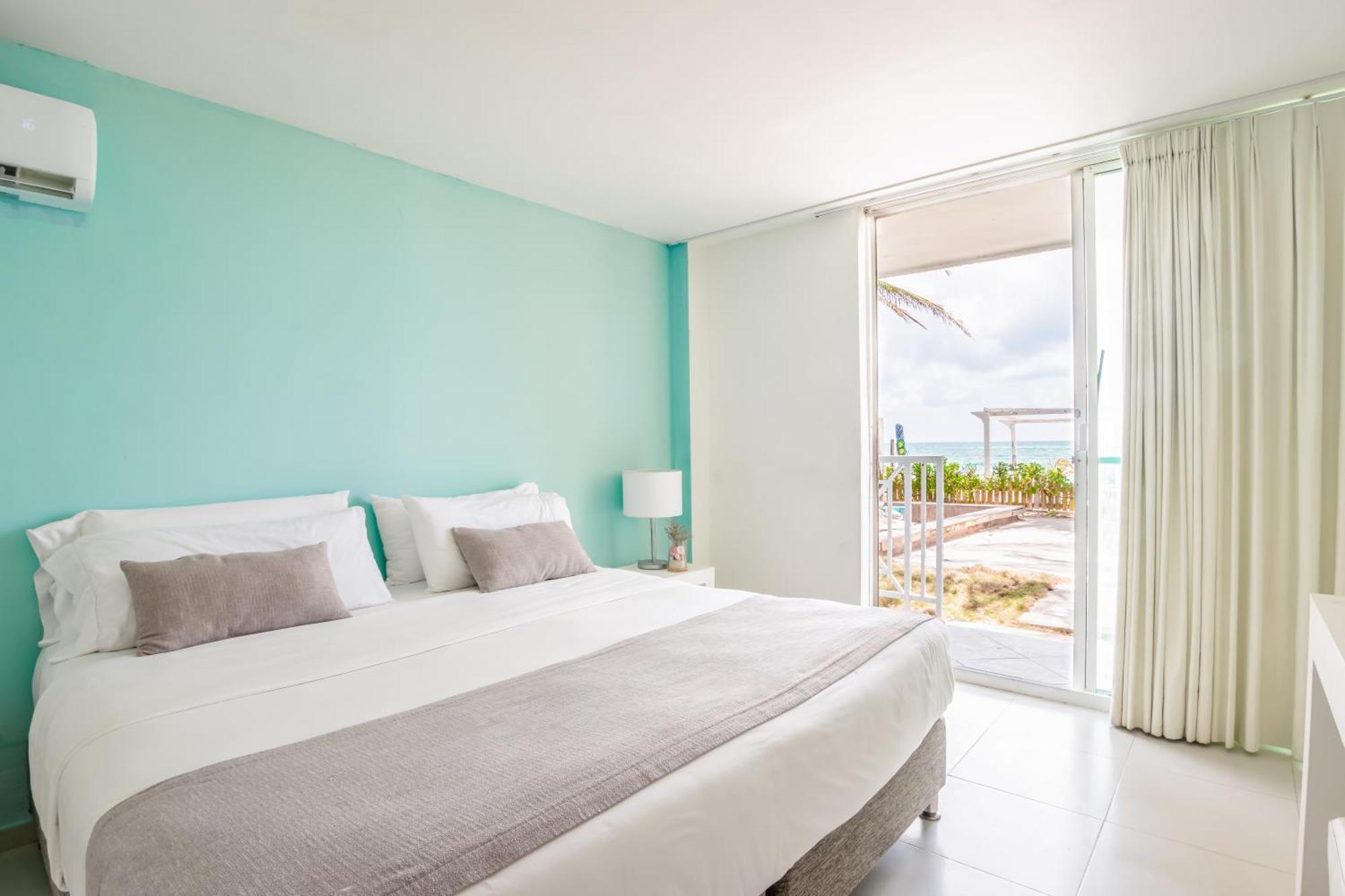 Habitación con cama grande y vistas al mar