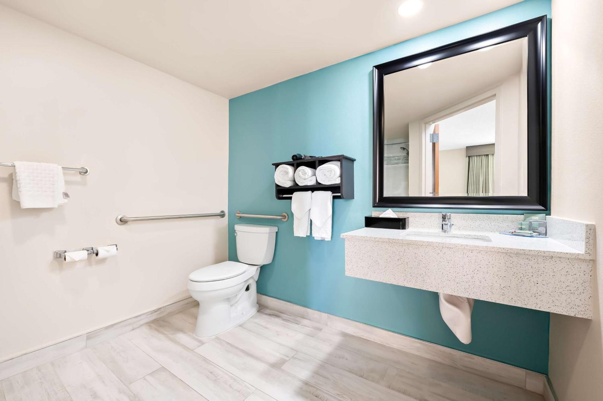 Kamer met queensize bed en toegankelijke douche - toegankelijk voor rolstoelgebruikers