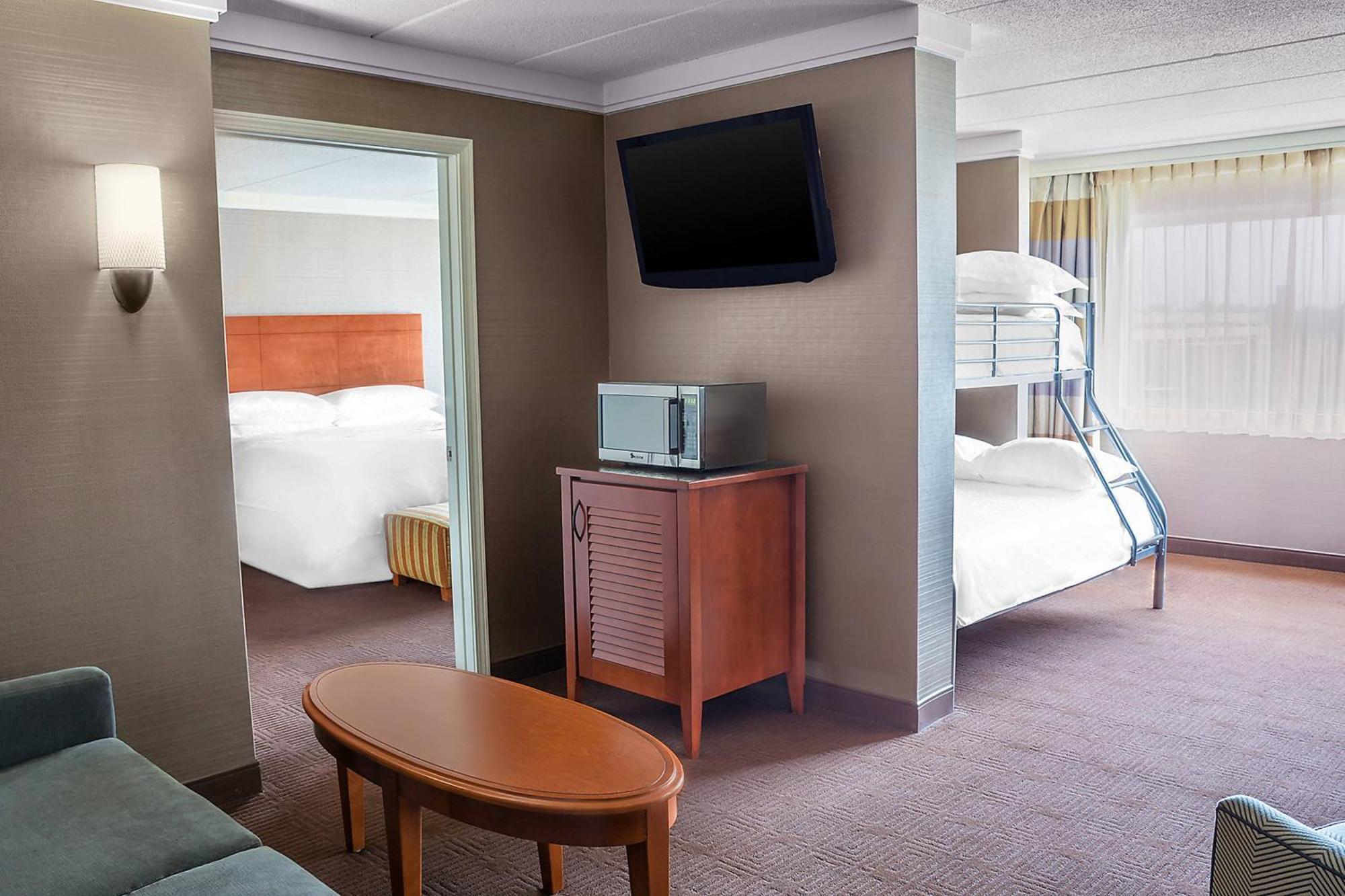 Suite con 1 litera extragrande o 2 camas grandes y sofá cama