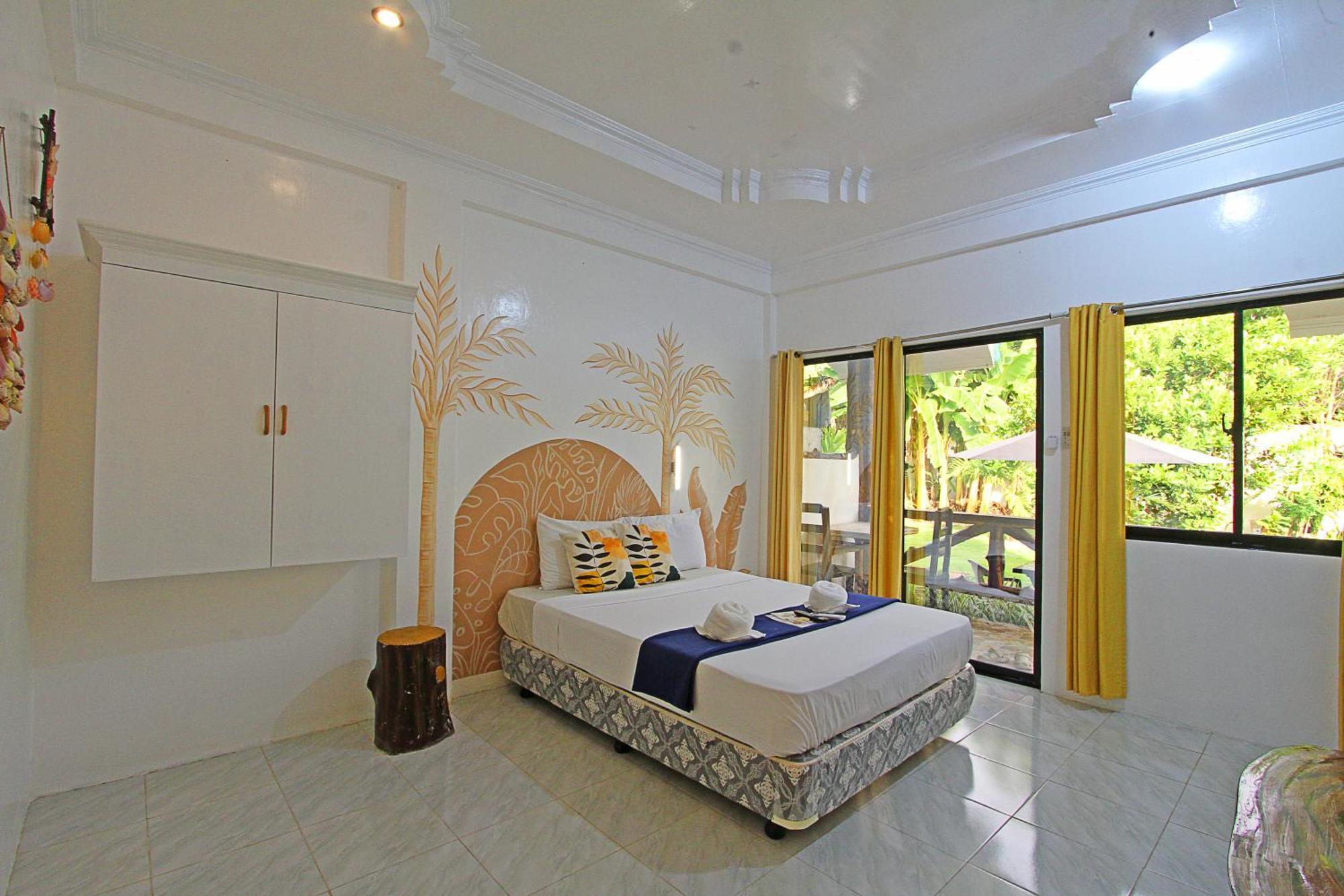 Habitación con cama grande y balcón