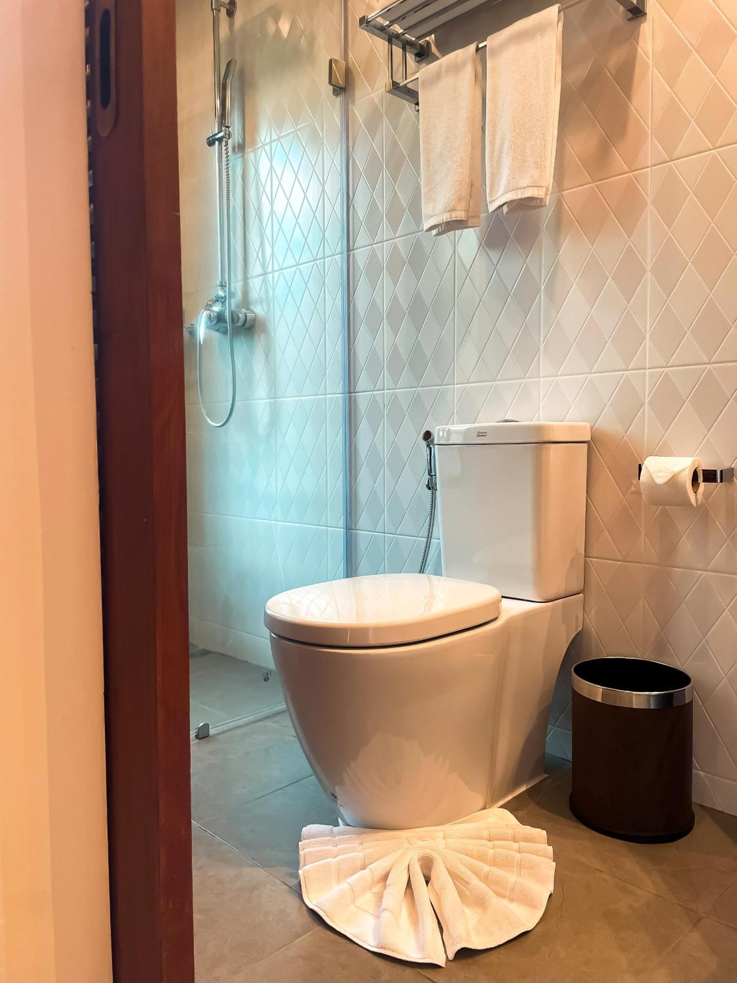 Deluxe Zimmer mit Kingsize-Bett, Balkon und Poolblick