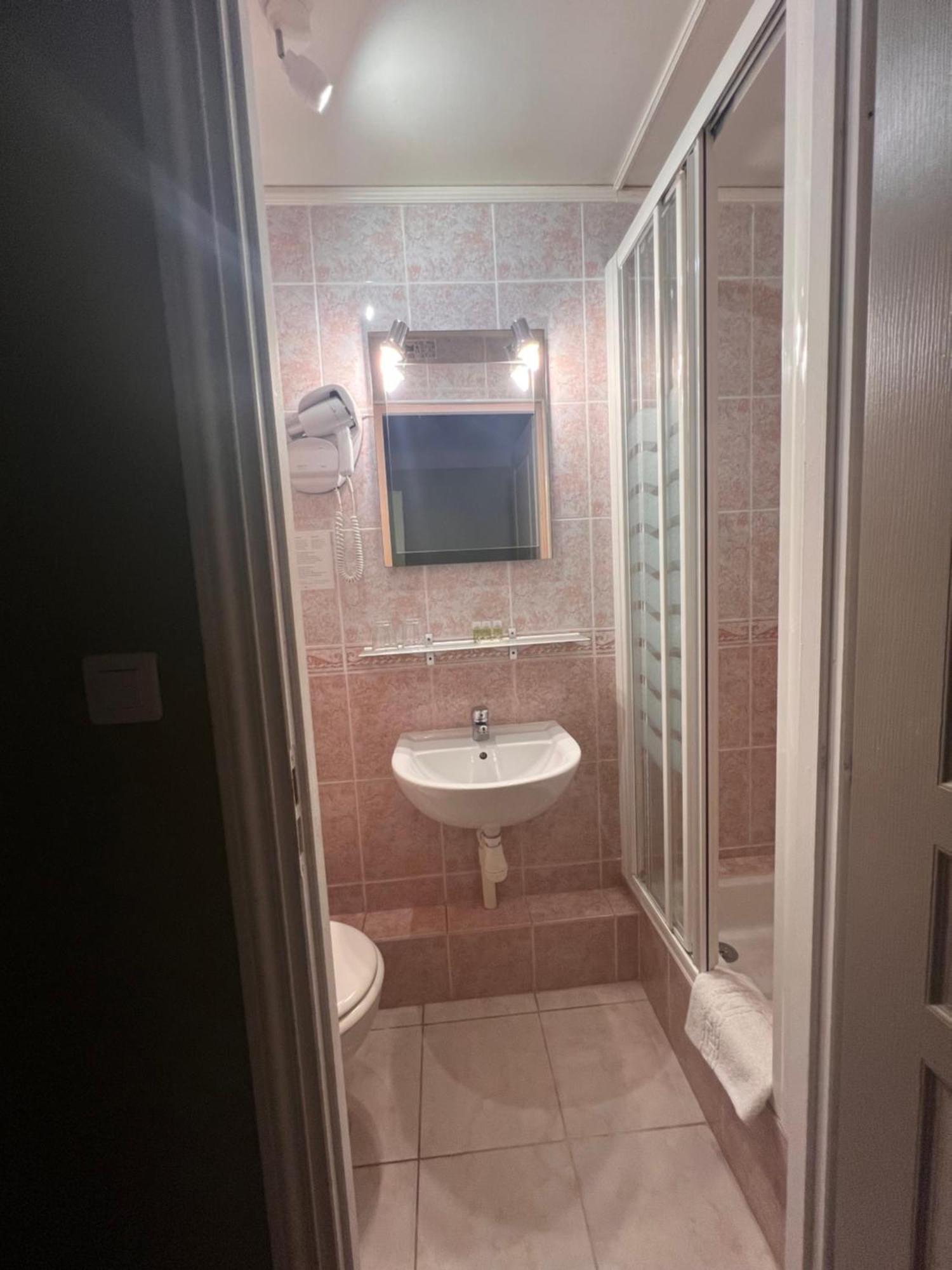 Triple Room Bathroom,1608781773:JPEG